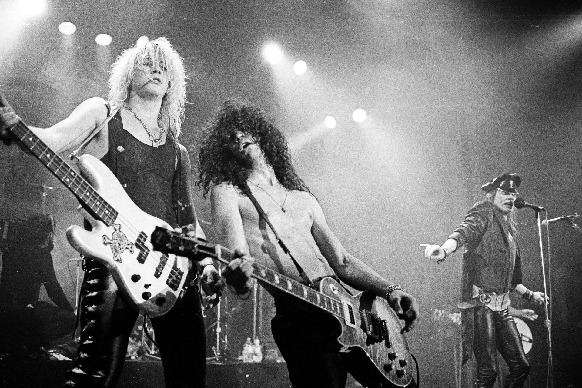 Guns N’ Roses, Duff McKagan, Slash, Axl Rose, Live-Auftritt, Schwarz-Weiß, Bühne, Full-HD-Hintergrund