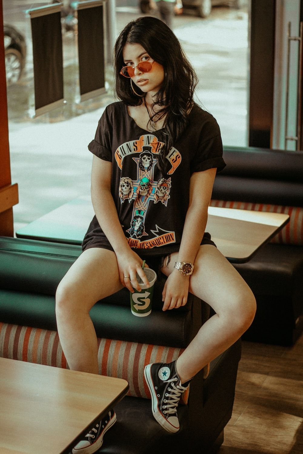 Guns N’ Roses, Bandshirt, Junge Frau, Café, Sonnenbrille, HD, iPhone-Hintergrundbild
