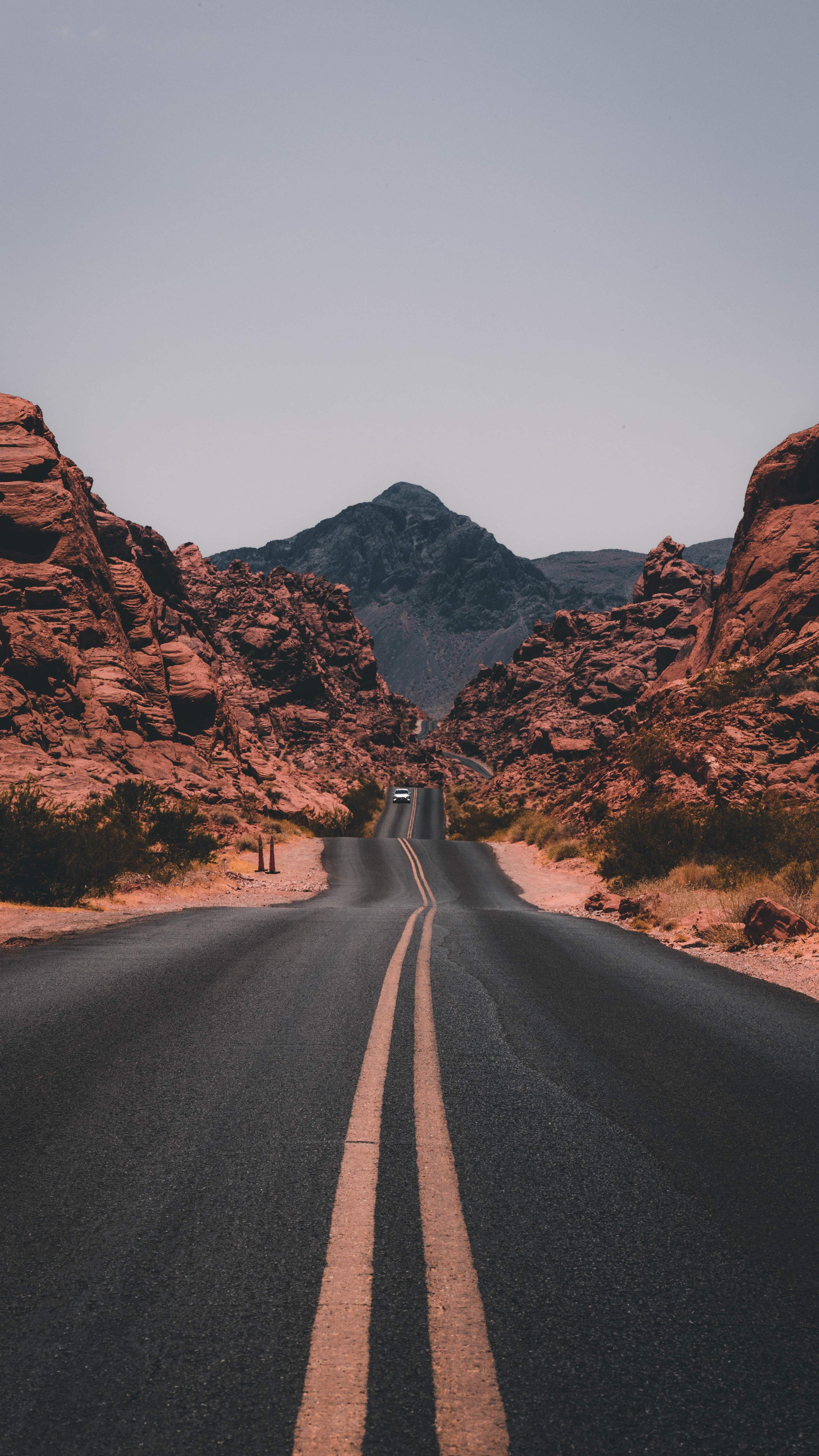 Straße, Wüste, Berge, Canyon, Roadtrip, iPhone 16 Plus, Handy-Hintergrundbild