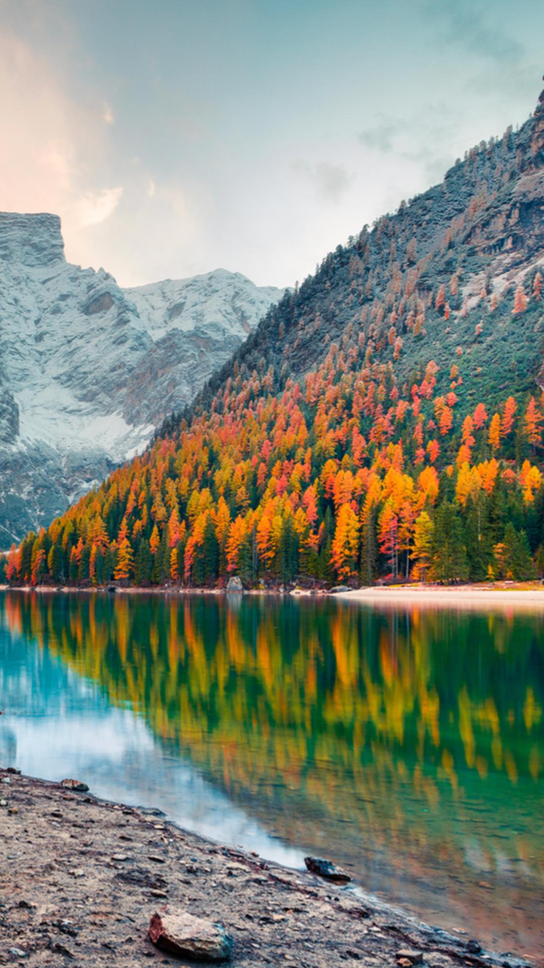 Bergsee, Herbstwald, Felswände, Spiegelung, Herbst, Full HD, Handy-Hintergrund im Hochformat