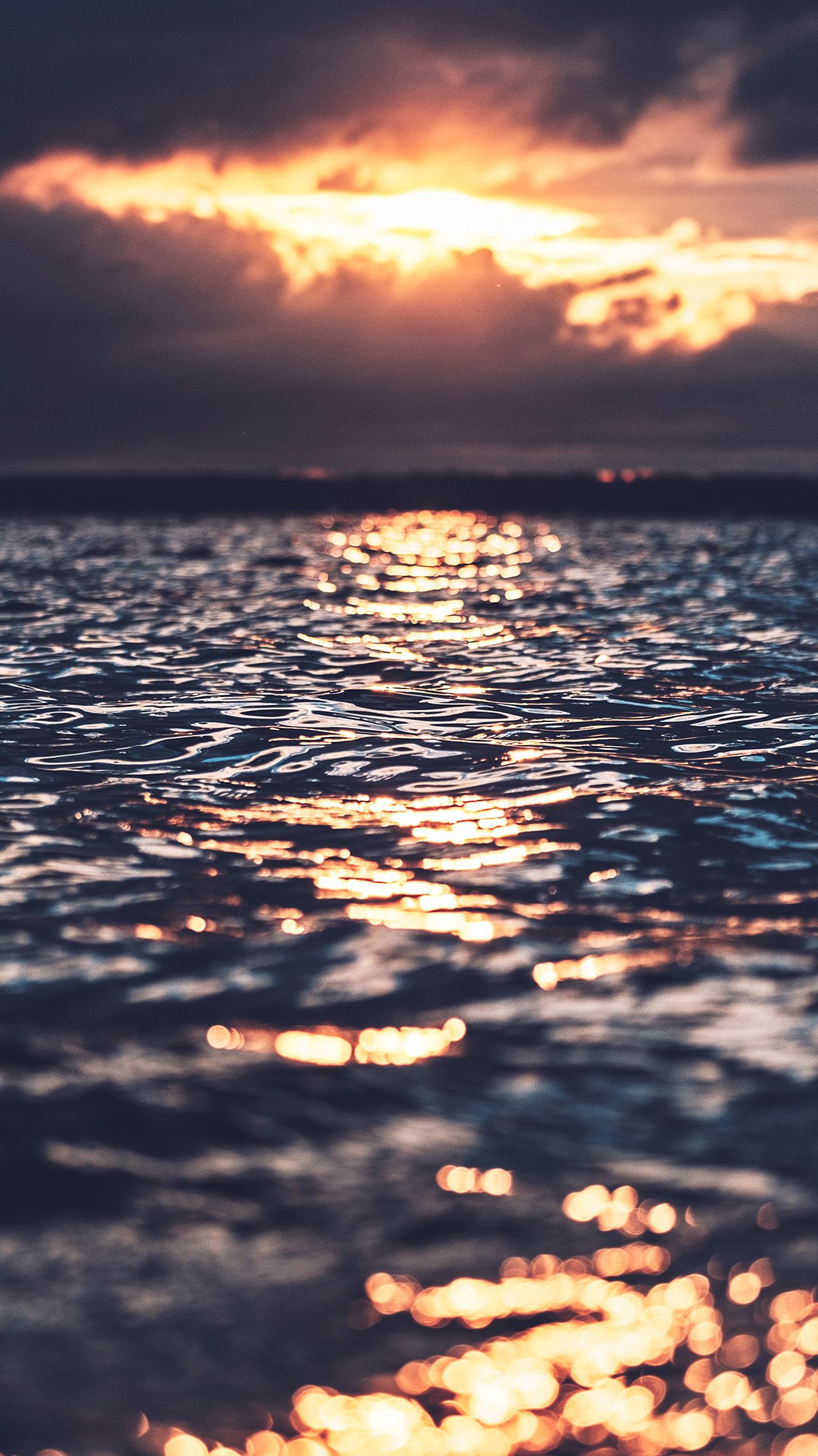 Meer, Sonnenuntergang, Wellen, Wolken, Glitzerndes Wasser, iPhone 16 Plus, Hintergrundbild