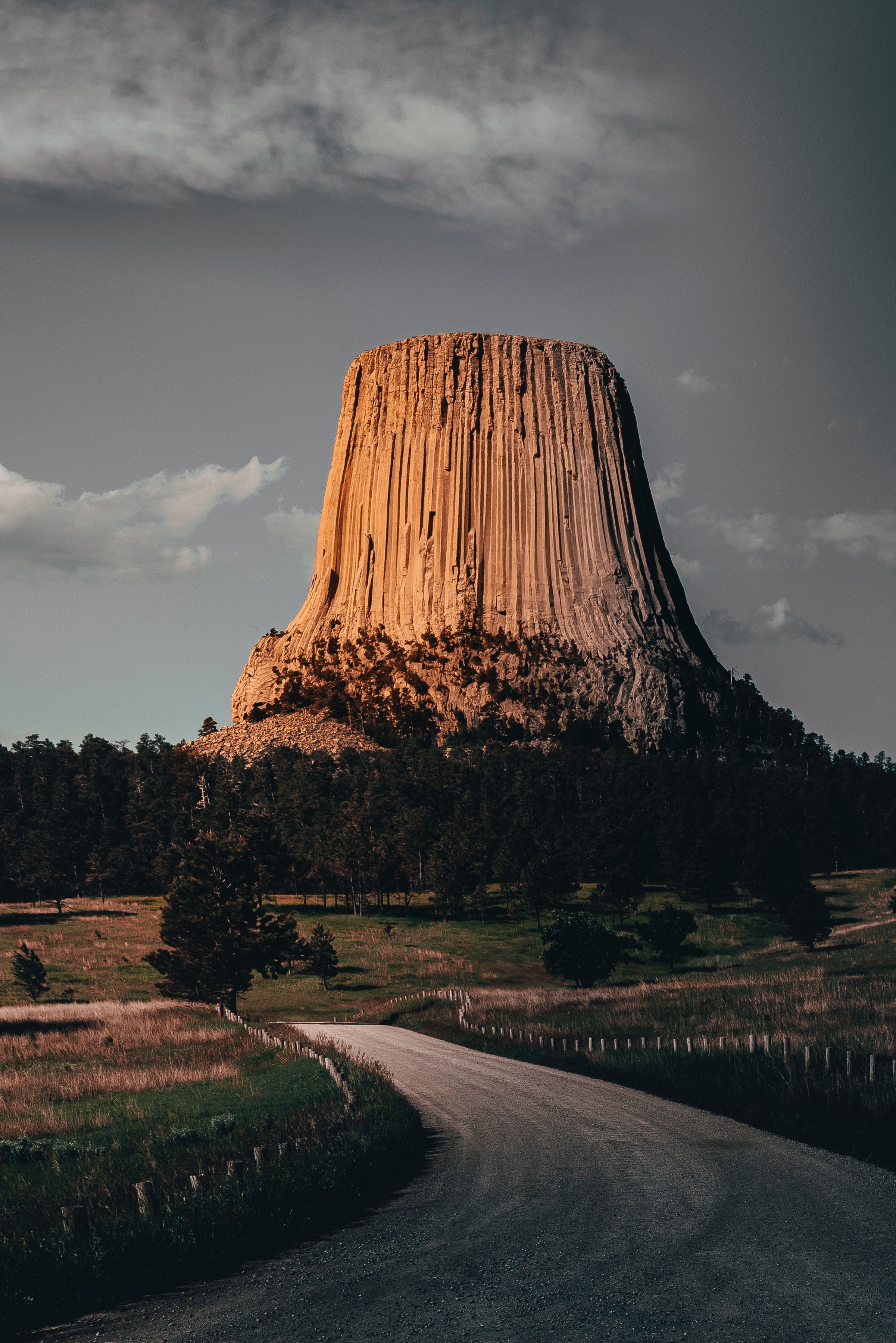 Devils Tower, Wyoming, USA, Felsformation, Straße, Wolken, Hintergrundbild fürs iPad