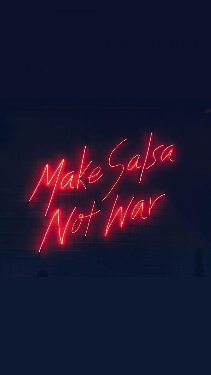 Make Salsa Not War, Neonschrift, Rot, Dunkelblau, Zitat, Sperrbildschirm fürs iPhone 16 Plus