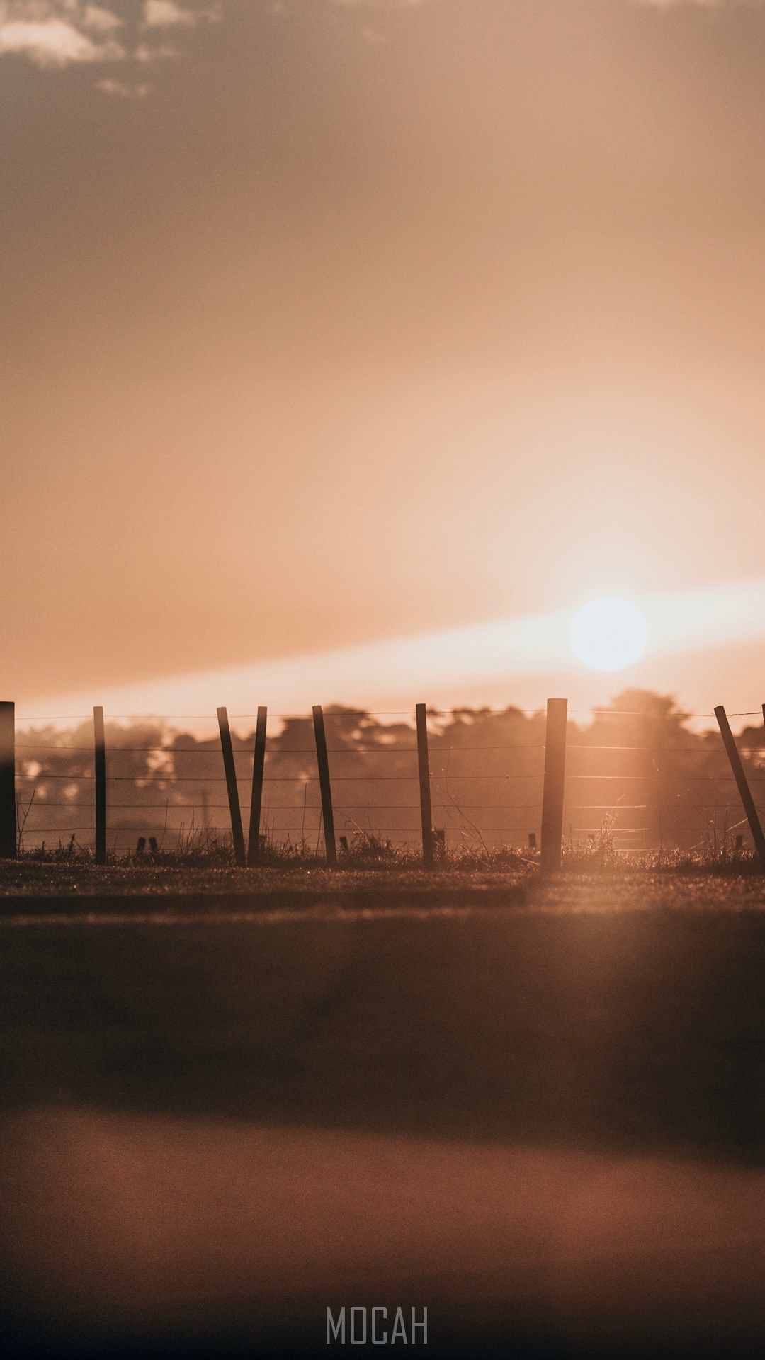 Sonnenuntergang, Feld, Zaun, Goldenes Licht, Sepia, iPhone 16 Plus, Sperrbildschirm