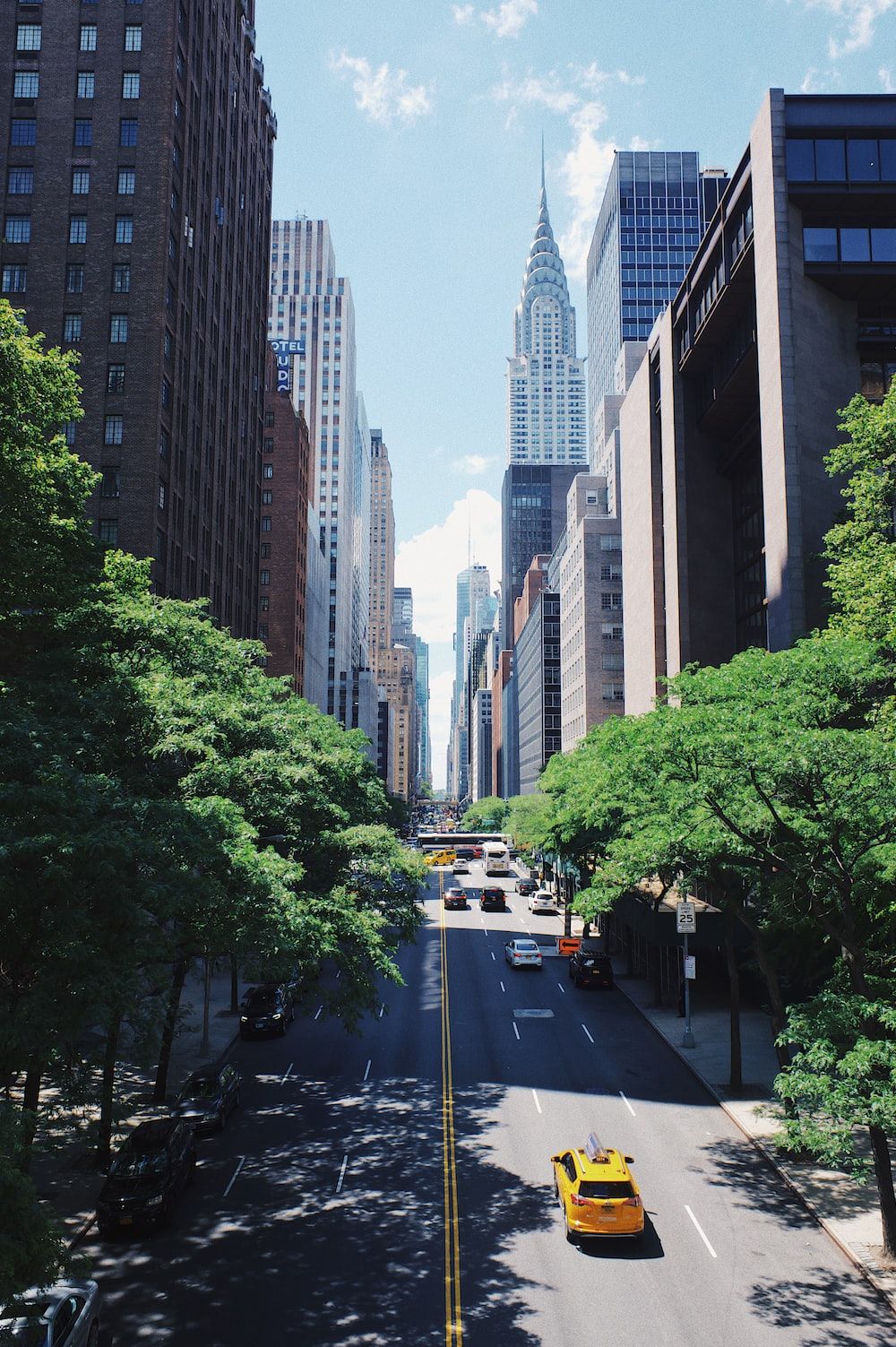 Chrysler Building, Manhattan, New York, Straßenschlucht, Bäume, Gelbes Taxi, Hochformat-Hintergrundbild