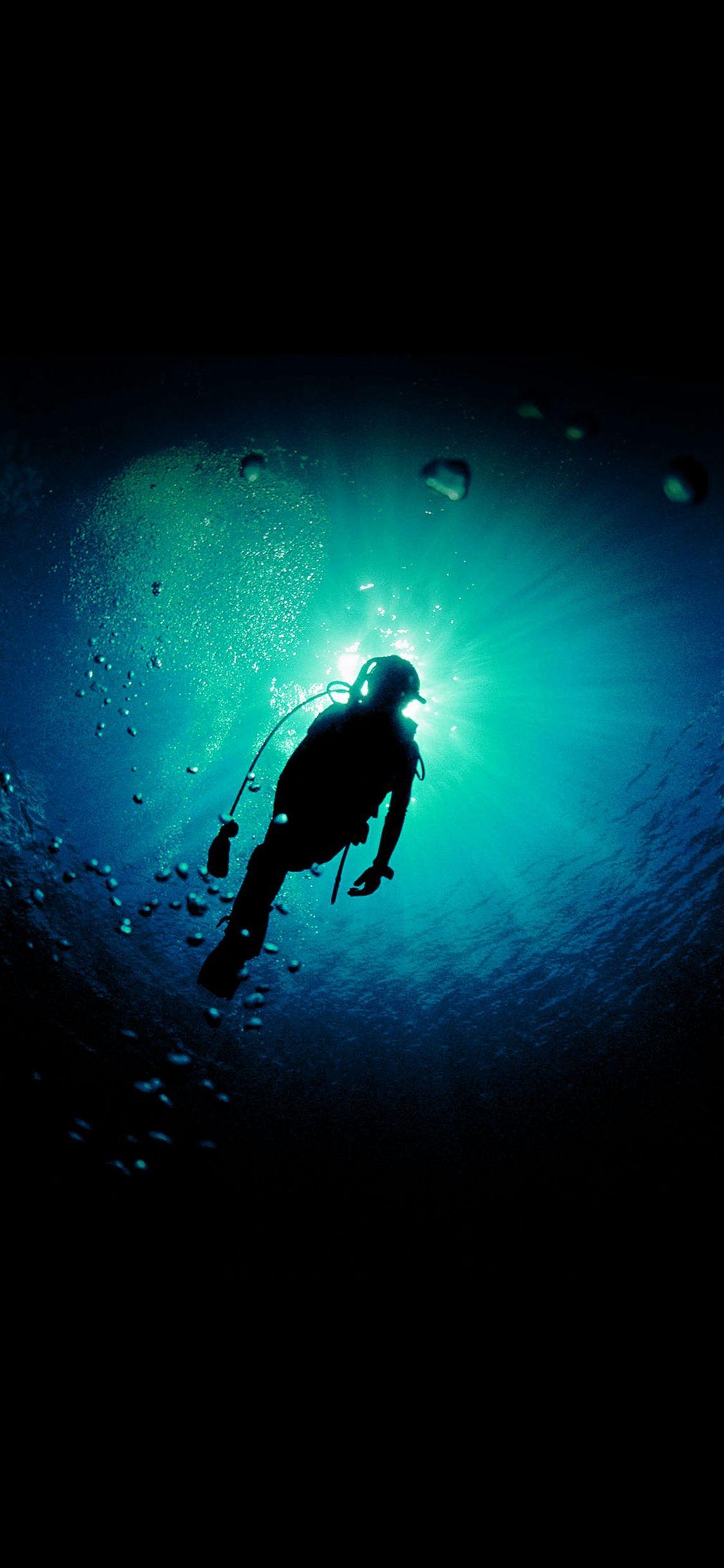 Taucher, Silhouette, Lichtkegel, Dunkelheit, Unterwasser, Full HD, iPhone-Hintergrundbild