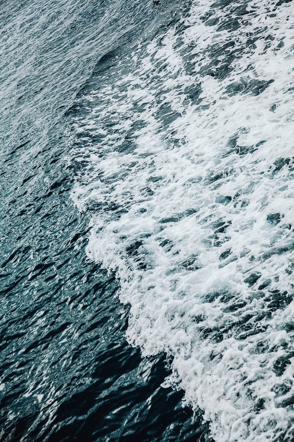 Wellen, Gischt, Meer, Luftaufnahme, Schwarz-Weiß, Hochformat, Hintergrundbild fürs Smartphone