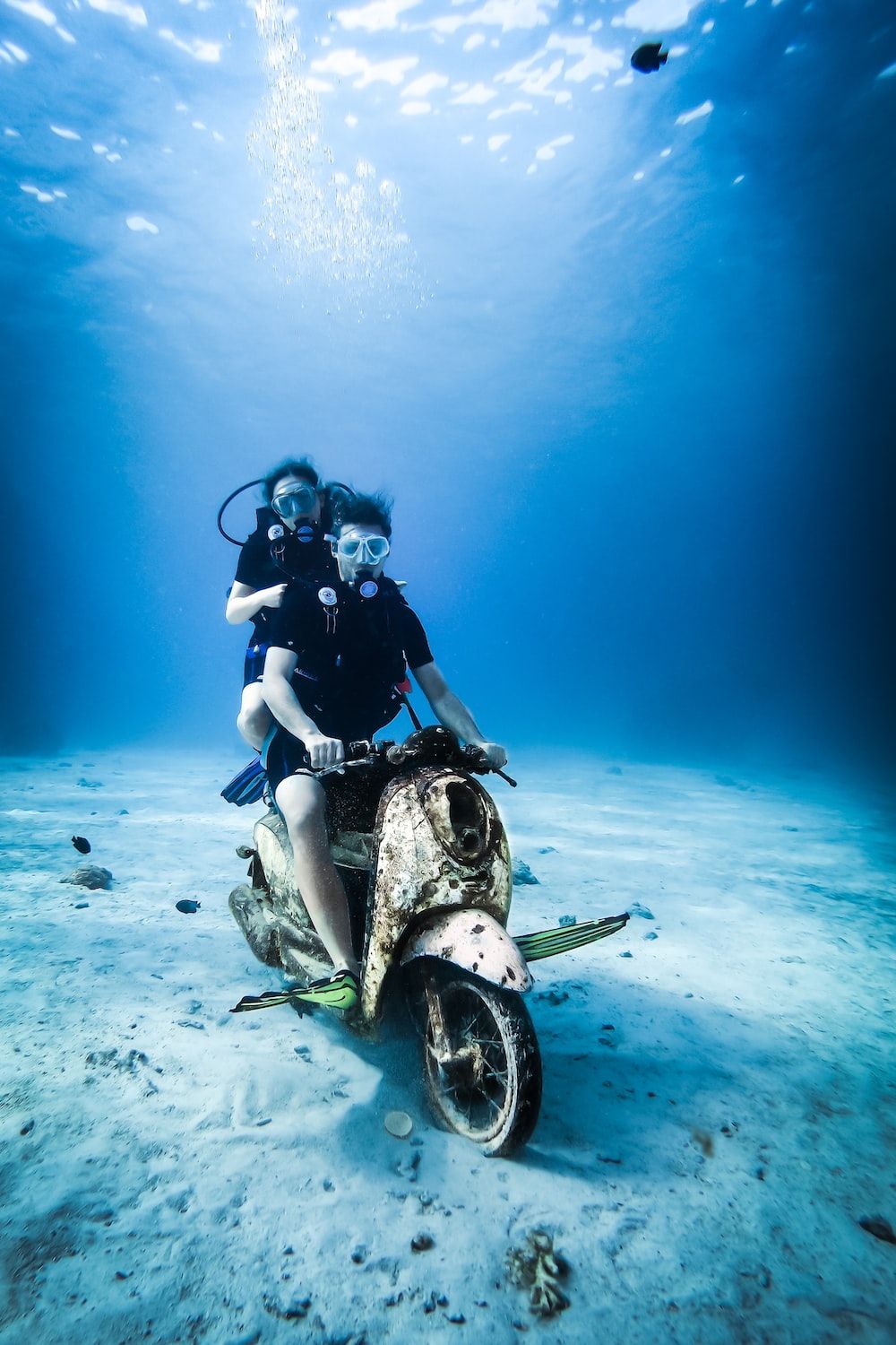 Motorroller, Unterwasser, Taucher, Sandboden, Lichtstrahlen, Hintergrundbild fürs Handy