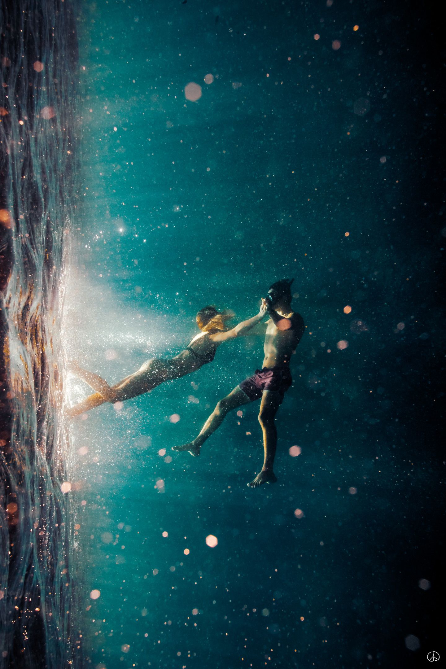 Freitauchen, Taucherin, Unterwasser, Luftblasen, Dunkles Wasser, QHD+, Handy-Hintergrundbild