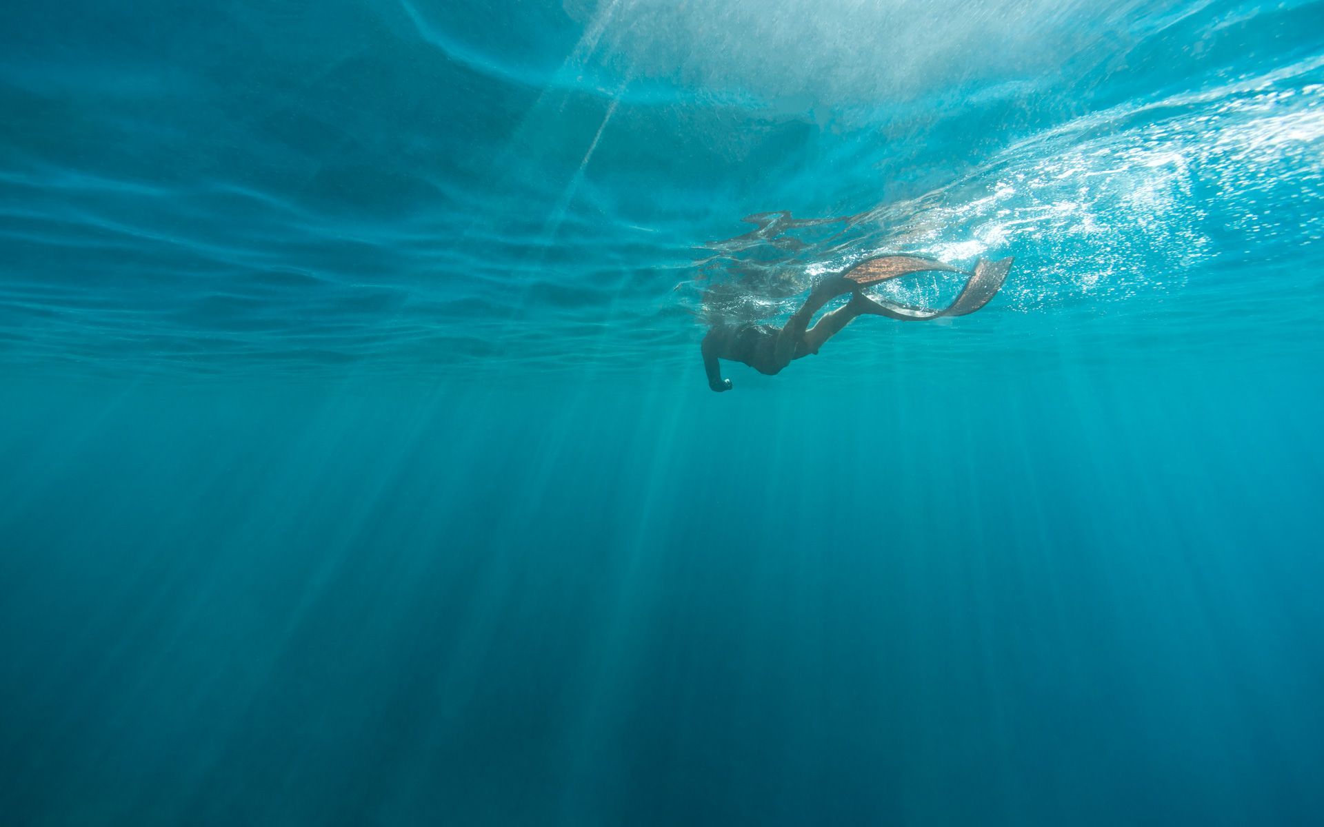 Freitaucherin, Schwimmen, Türkises Meer, Lichtstrahlen, Unterwasser, Full HD, MacBook-Hintergrundbild