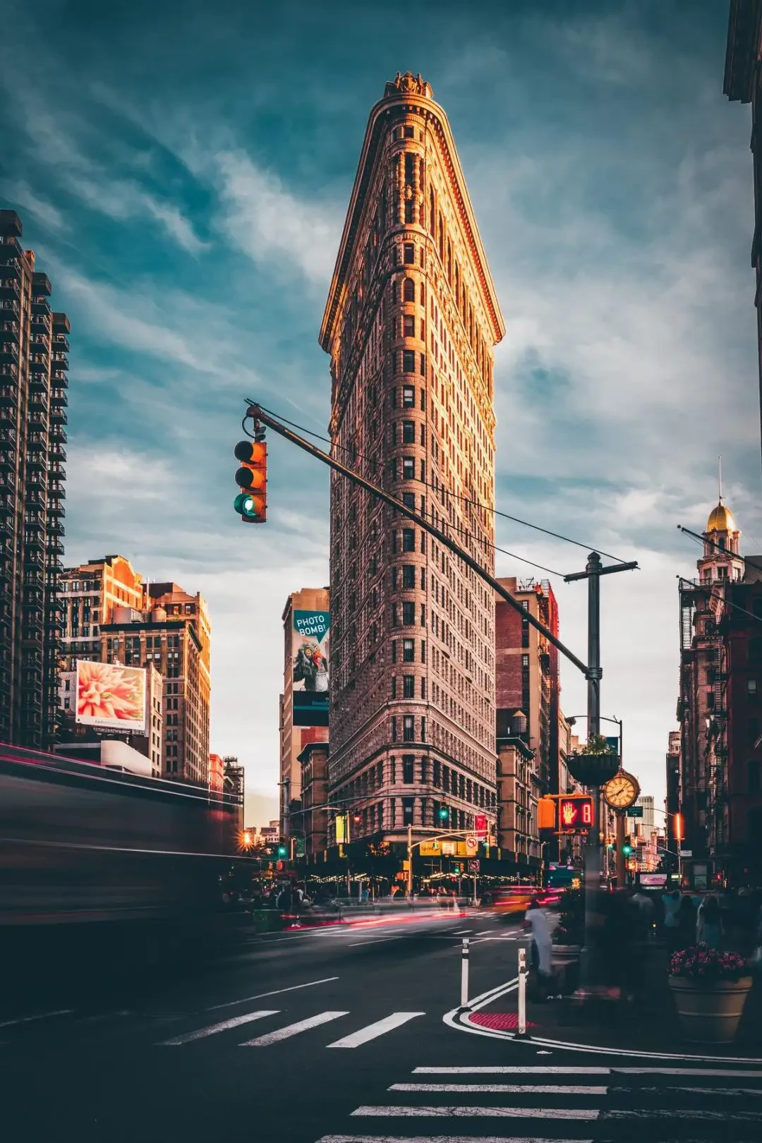 Flatiron Building, New York, Froschperspektive, Wolken, Ampel, Full HD, iPhone-Hintergrundbild
