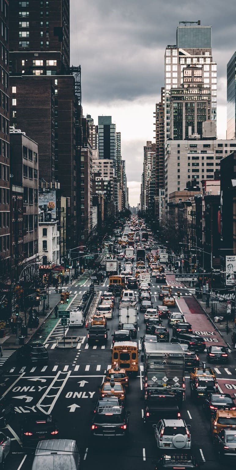Manhattan, New York, Straßenschlucht, Verkehr, Hochhäuser, Bewölkt, Hintergrundbild fürs Handy