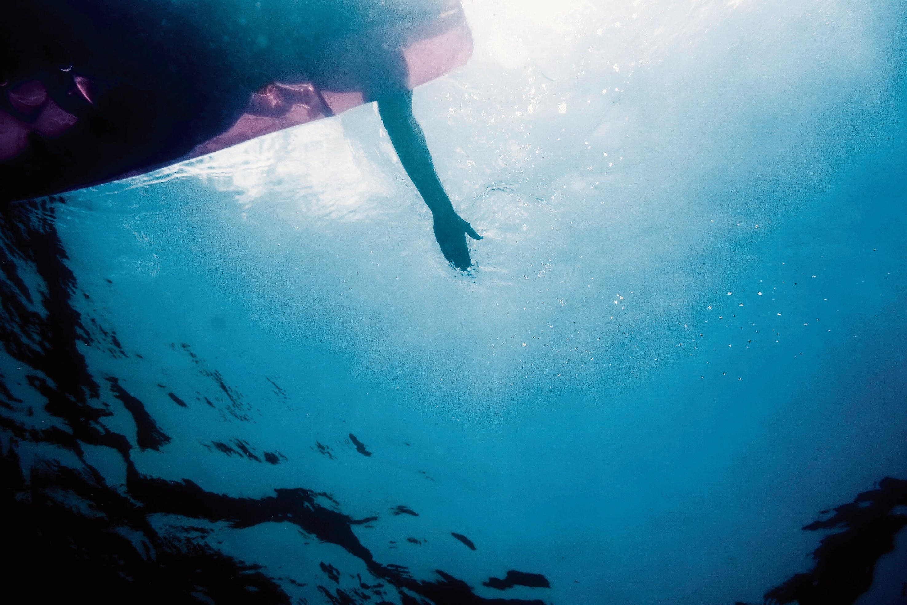 Bootsrumpf, Fischschwarm, Gegenlicht, Arm, Blaues Meer, 2K, Hintergrund für den Desktop
