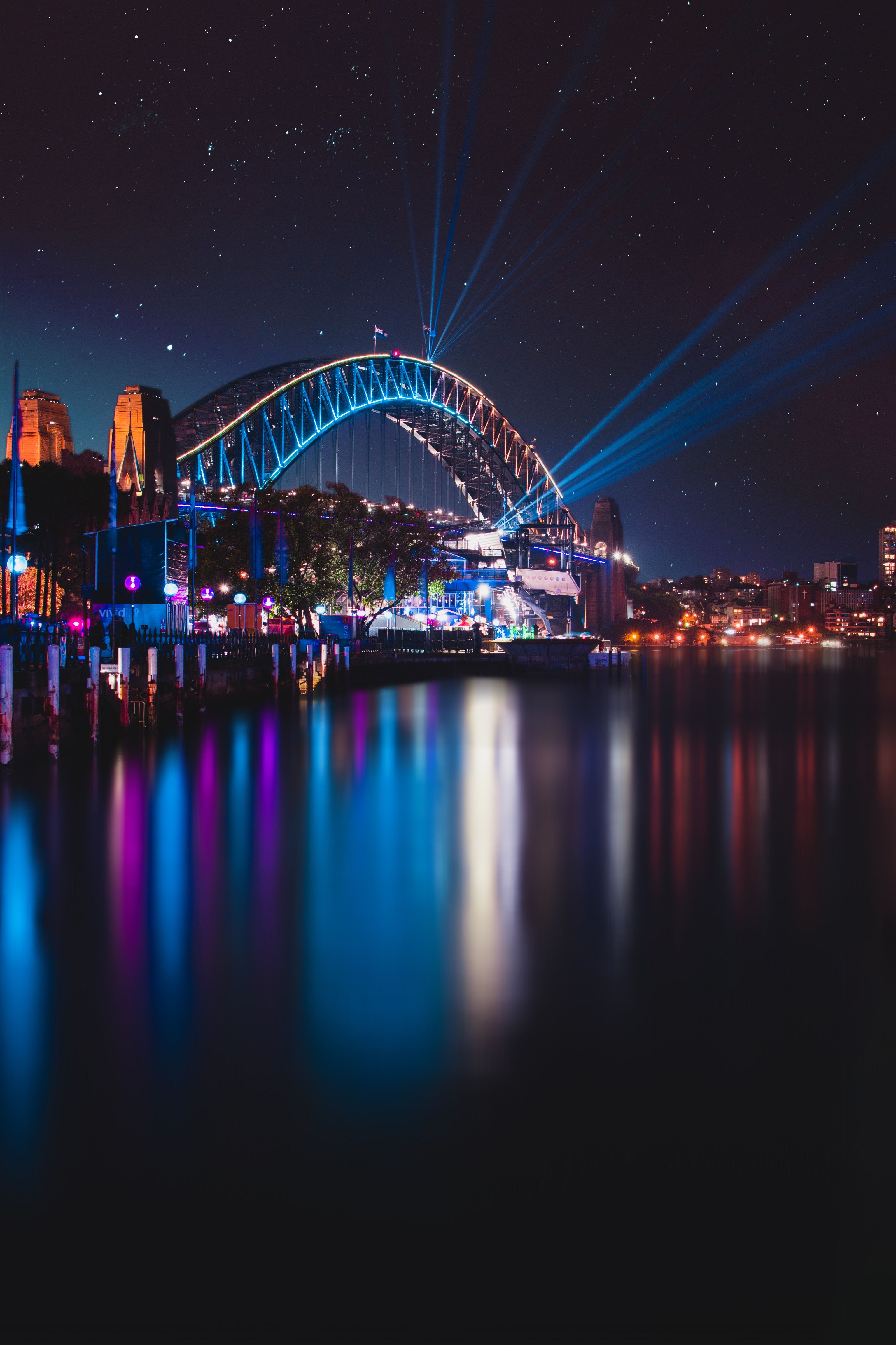 Sydney Harbour Bridge, Vivid Sydney, Lichtshow, Nacht, Spiegelung, QHD+, iPhone-Hintergrundbild