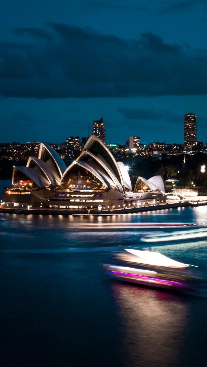 Sydney Opera House, Sydney, Nacht, Boot, Lichtspuren, Hochformat, Hintergrundbild fürs Smartphone
