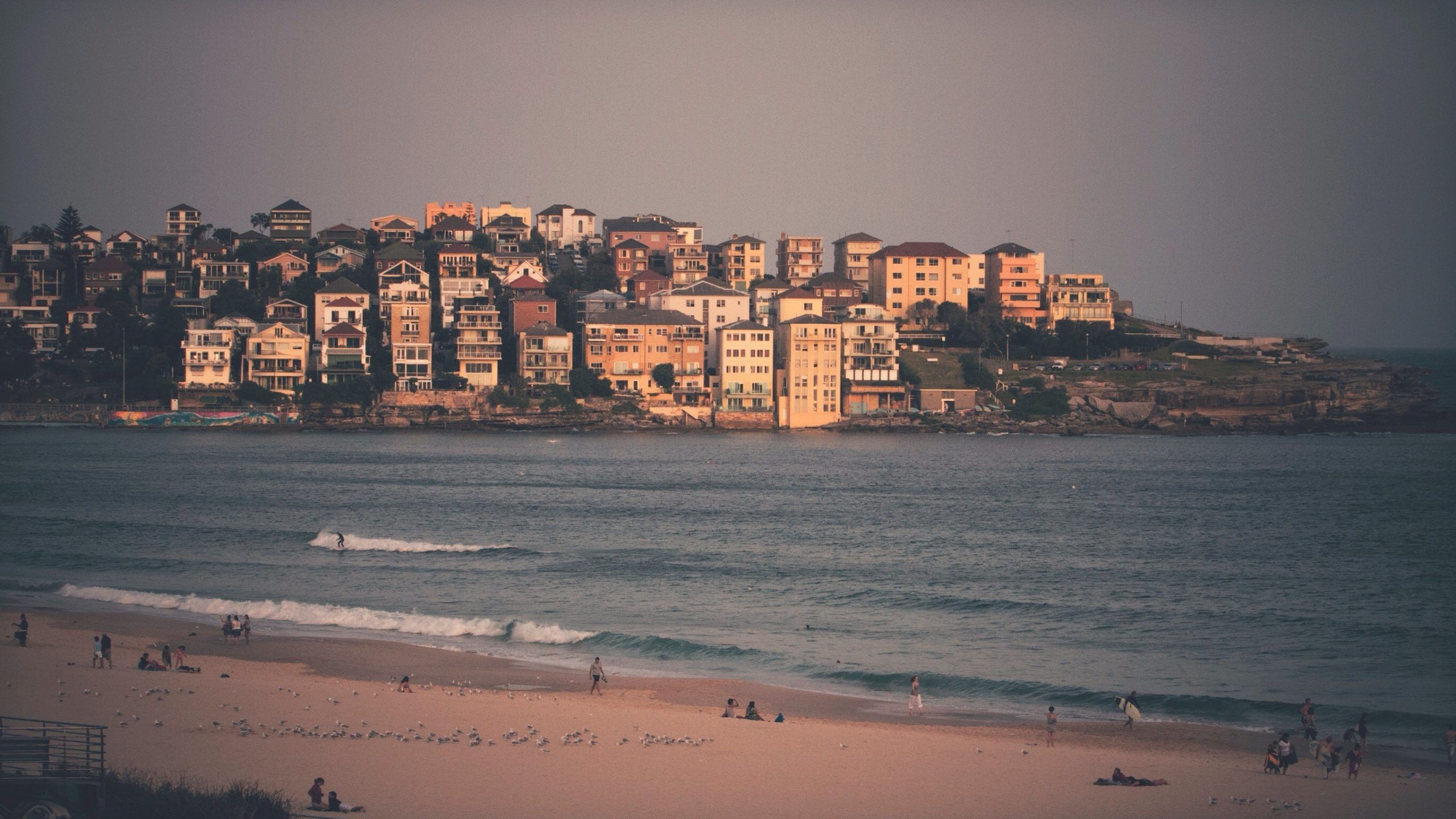 Bondi Beach, Sydney, Strand, Häuser, Abendlicht, 16:9, 2K-Hintergrundbild für den Desktop