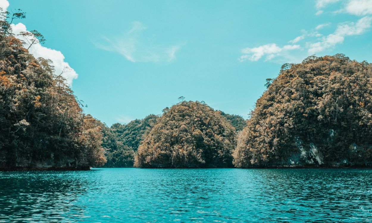 Bewaldete Felsen, Türkises Wasser, Bucht, Blauer Himmel, Tropen, Hintergrundbild