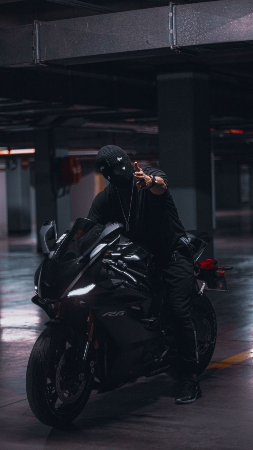 Sportmotorrad, Fahrerin, Parkhaus, Schwarz, Dunkel, HD, Handy-Hintergrund im Hochformat