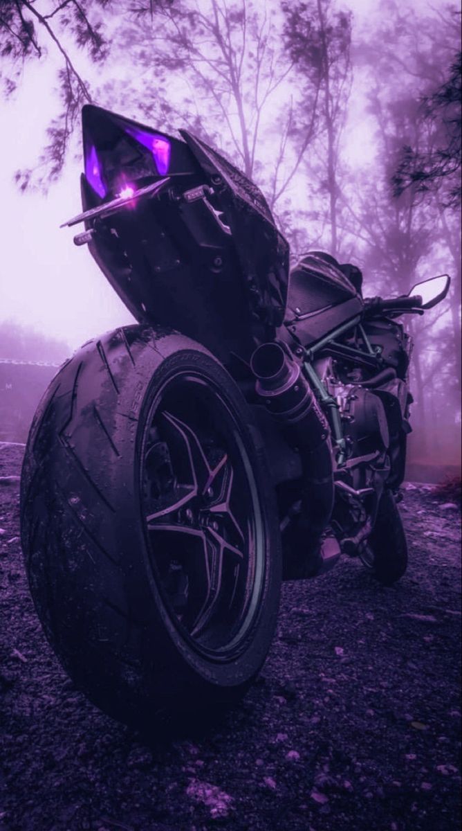 Sportmotorrad, Lila Licht, Nebel, Hinterrad, Froschperspektive, Sperrbildschirm fürs iPhone