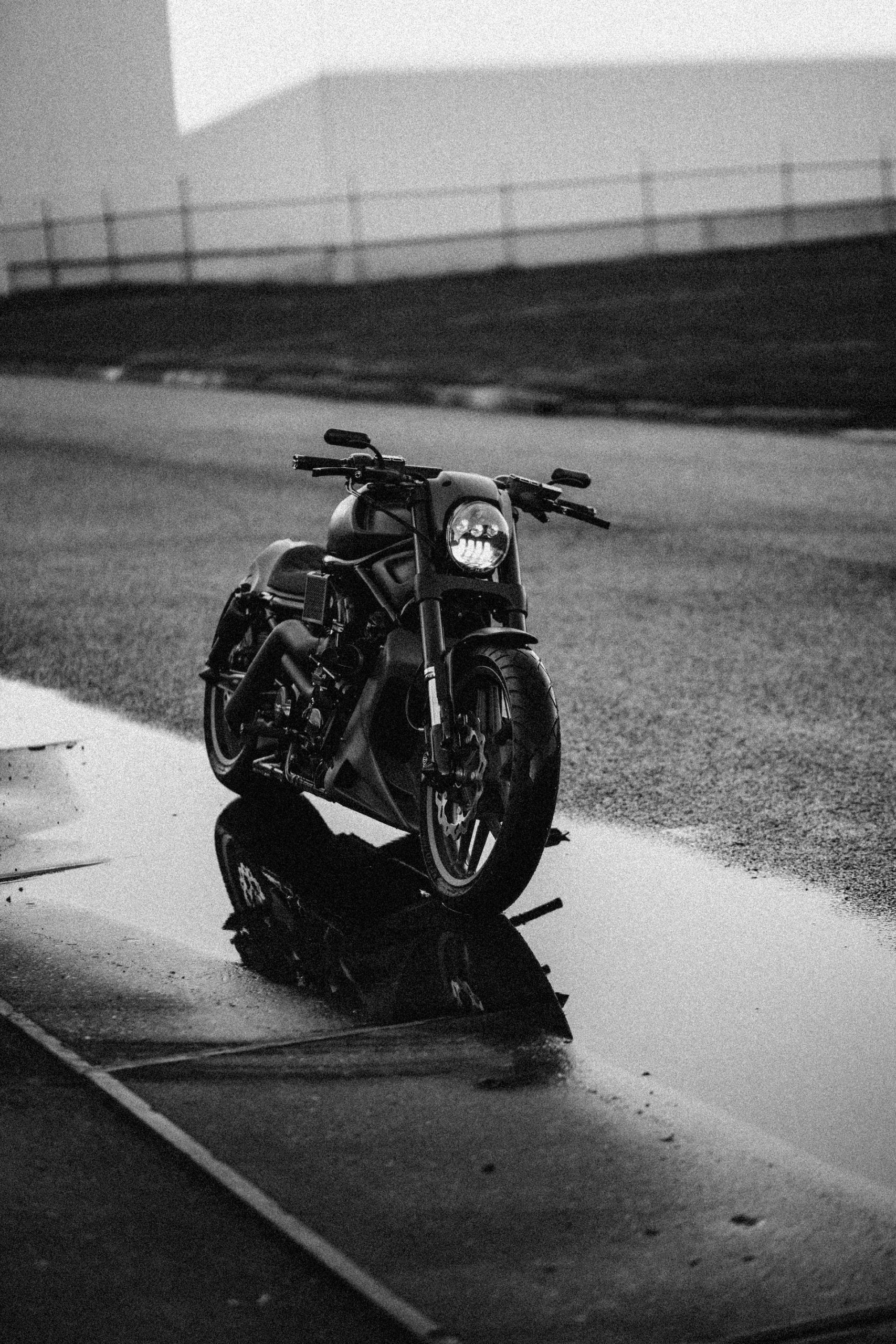 Cruiser, Pfütze, Spiegelung, Schwarz-Weiß, Straße, QHD+, Hintergrundbild fürs Tablet