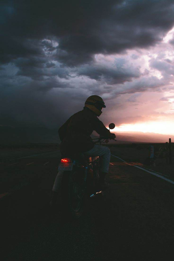 Motorradfahrer, Gewitterwolken, Dramatischer Himmel, Dämmerung, Silhouette, Android-Hintergrundbild