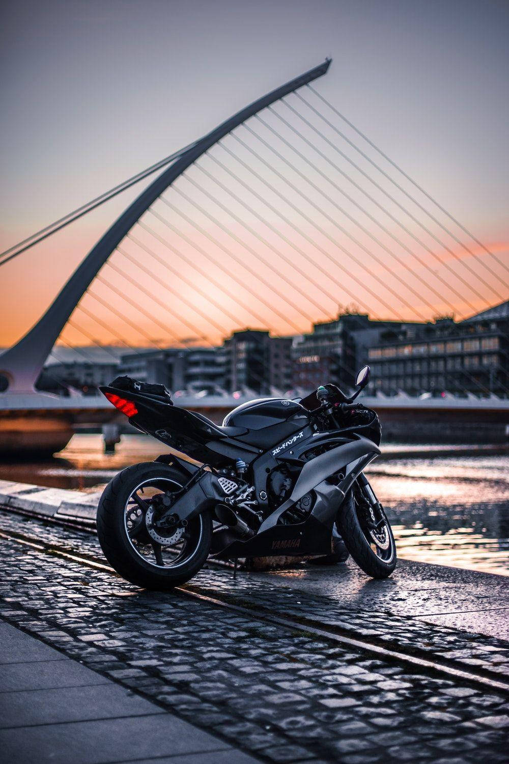 Samuel Beckett Bridge, Dublin, Irland, Superbike, Sonnenuntergang, Kopfsteinpflaster, Hochformat-Hintergrundbild