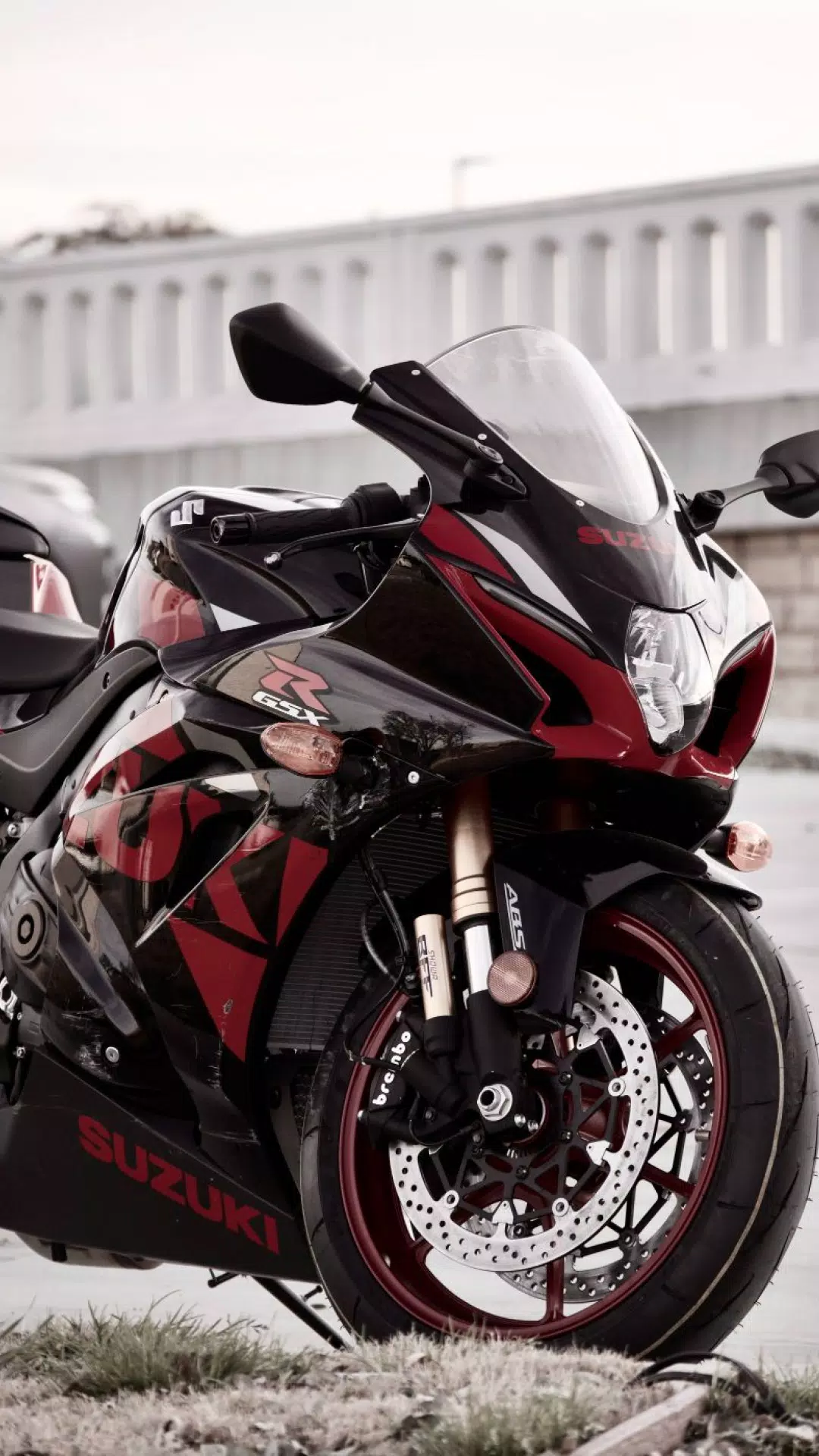 Superbike, Rot-Schwarz, Frontansicht, Gras, Gebäude, Full HD, Hintergrundbild fürs Handy