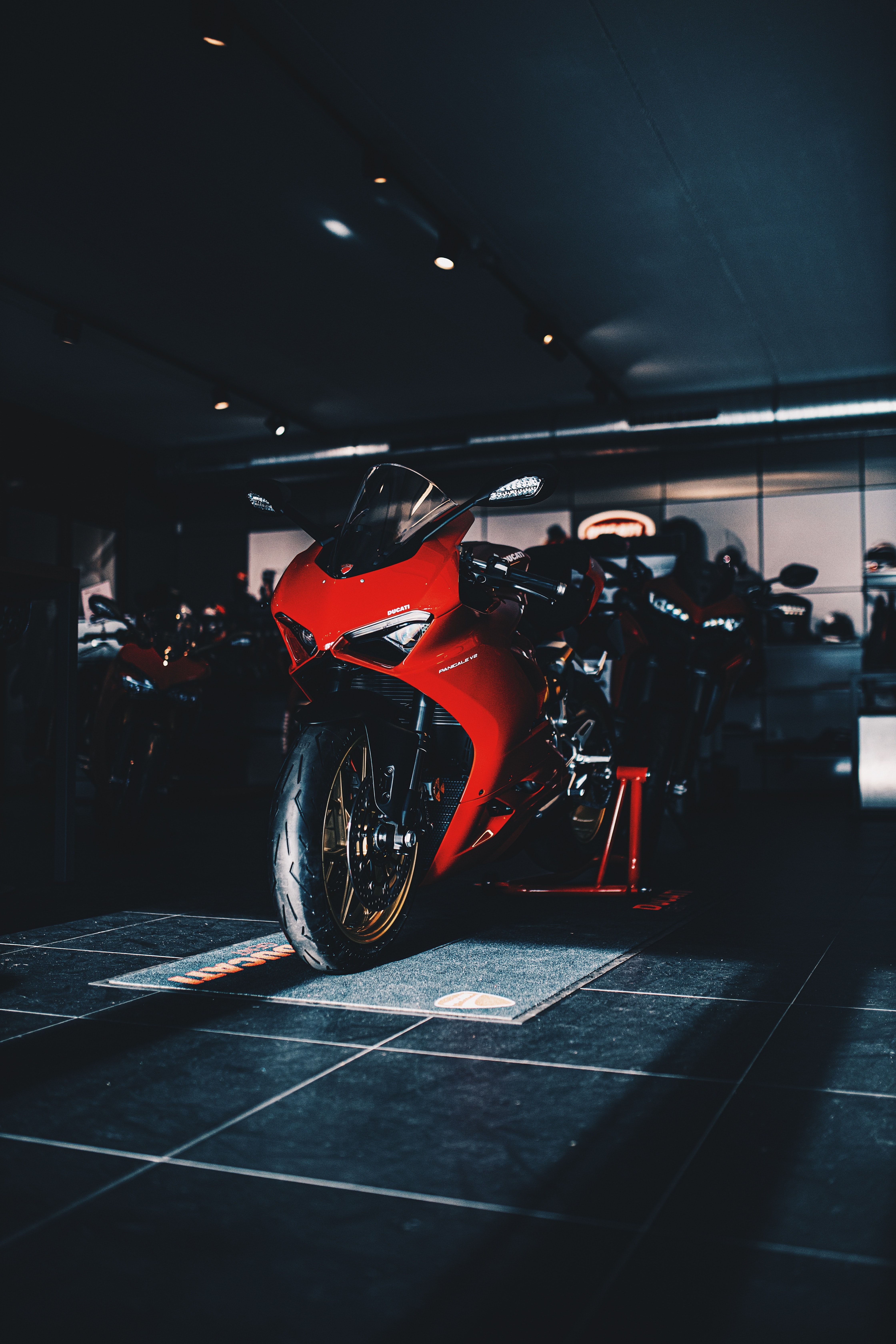 Ducati Panigale, Ducati, Rot, Garage, Dunkel, QHD+, Hintergrundbild fürs Handy