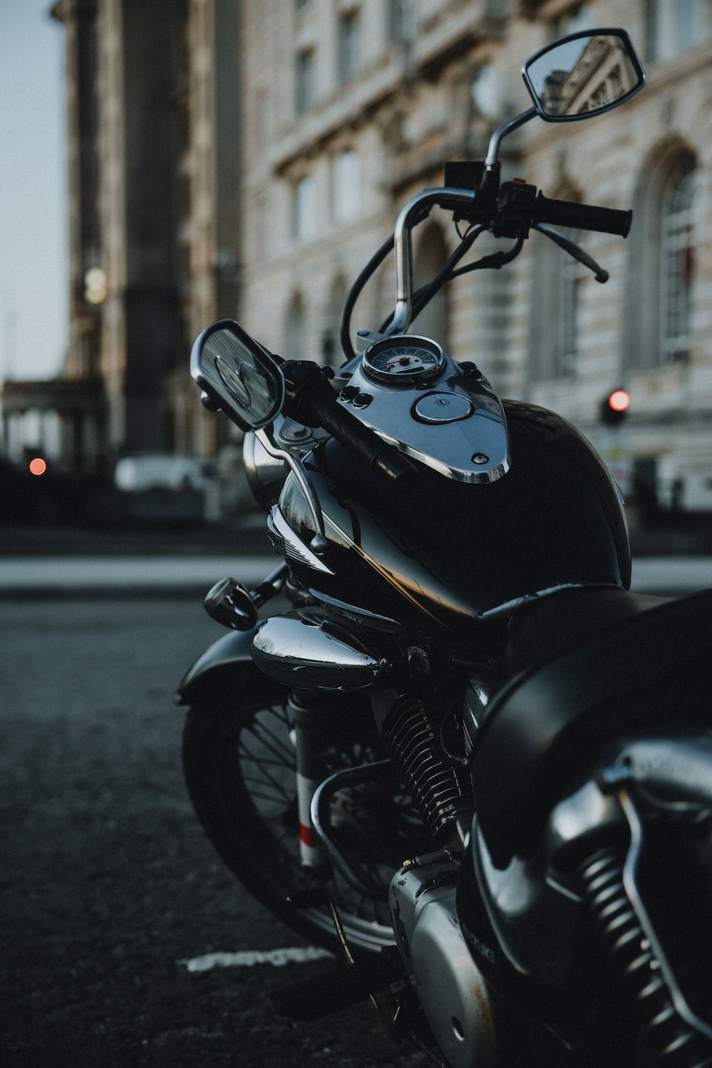 Naked Bike, Stadt, Altbauten, Schwarz, Froschperspektive, HD, iPhone-Hintergrundbild
