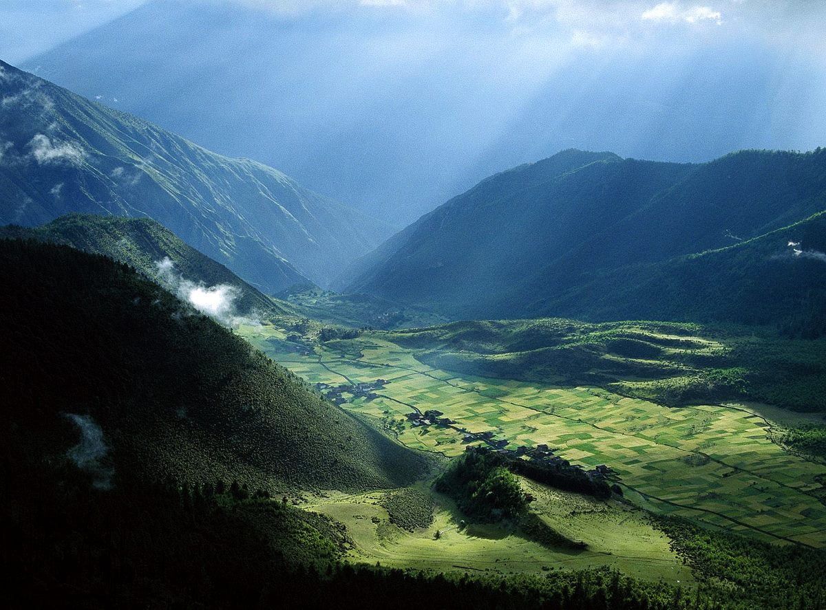 Tal, Berge, Nebel, Sonnenstrahlen, Grüne Landschaft, Hintergrundbild für iPad und Tablet