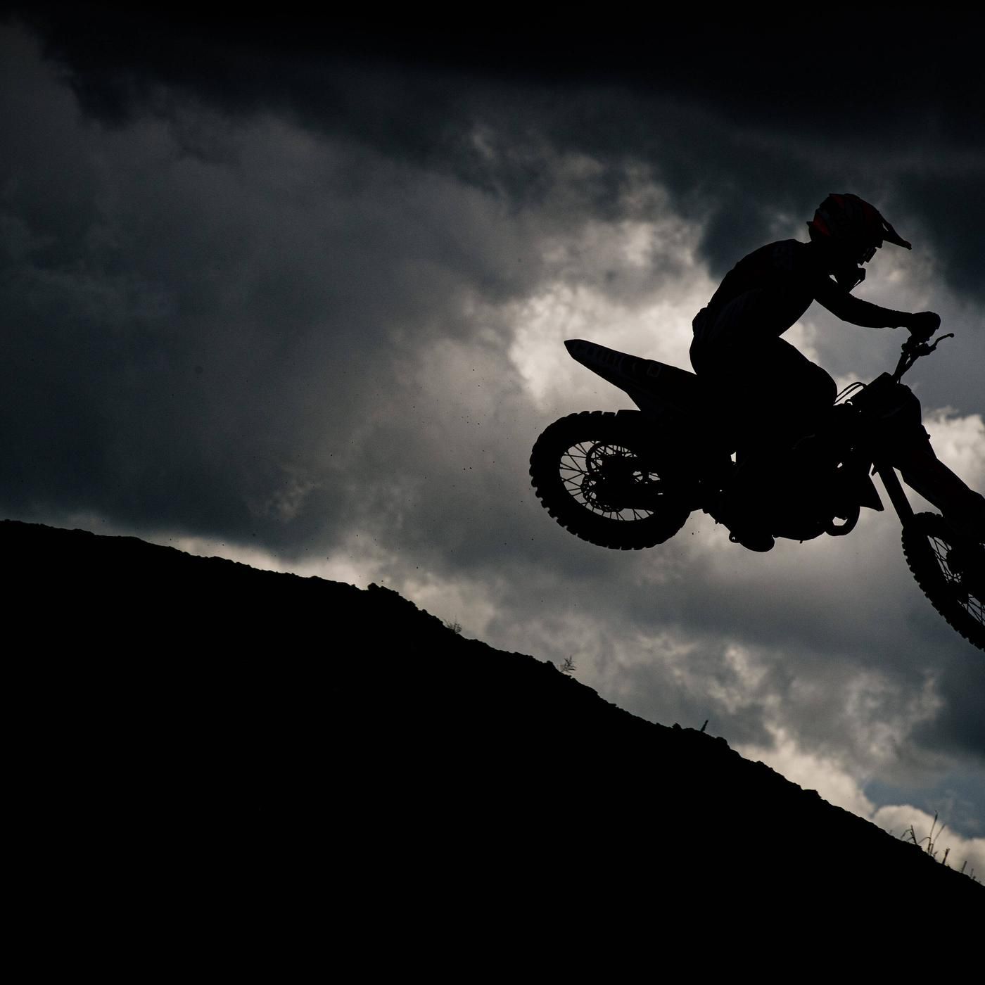 Motocross, Sprung, Silhouette, Gewitterwolken, Dunkel, HD, iPad-Hintergrundbild