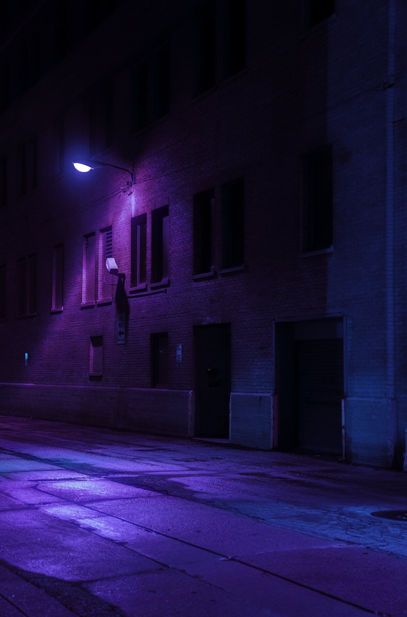 Gasse, Lila Licht, Nacht, Gebäude, Dunkel, Full HD, Hintergrundbild fürs Handy