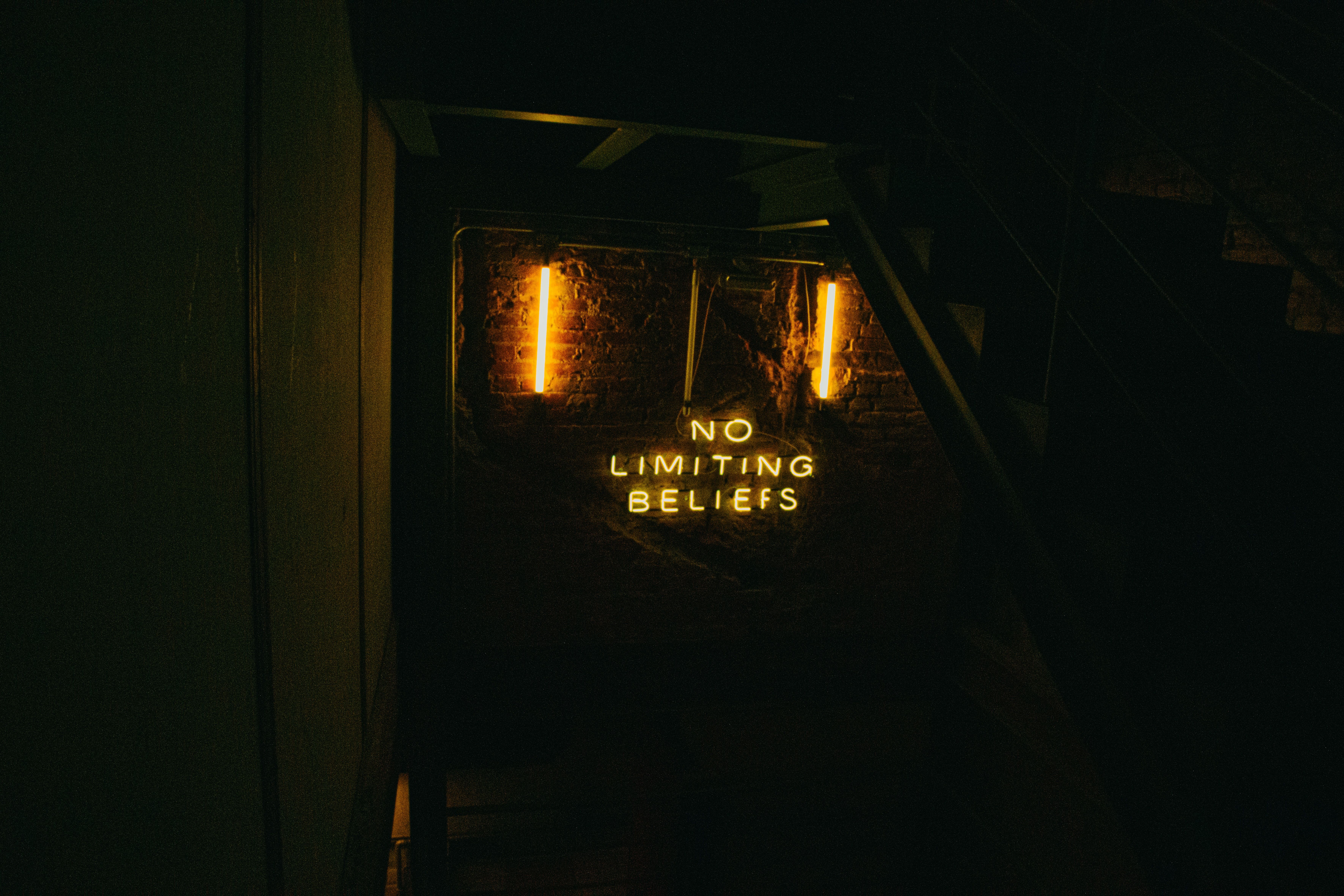 No Limiting Beliefs, Neonschrift, Wandleuchten, Dunkel, Gelbes Licht, 6K, Desktop-Hintergrund