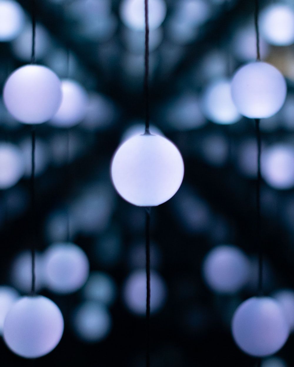 Leuchtkugeln, Lichtinstallation, Spiegelung, Blau-Weiß, Abstrakt, Hintergrundbild fürs iPad