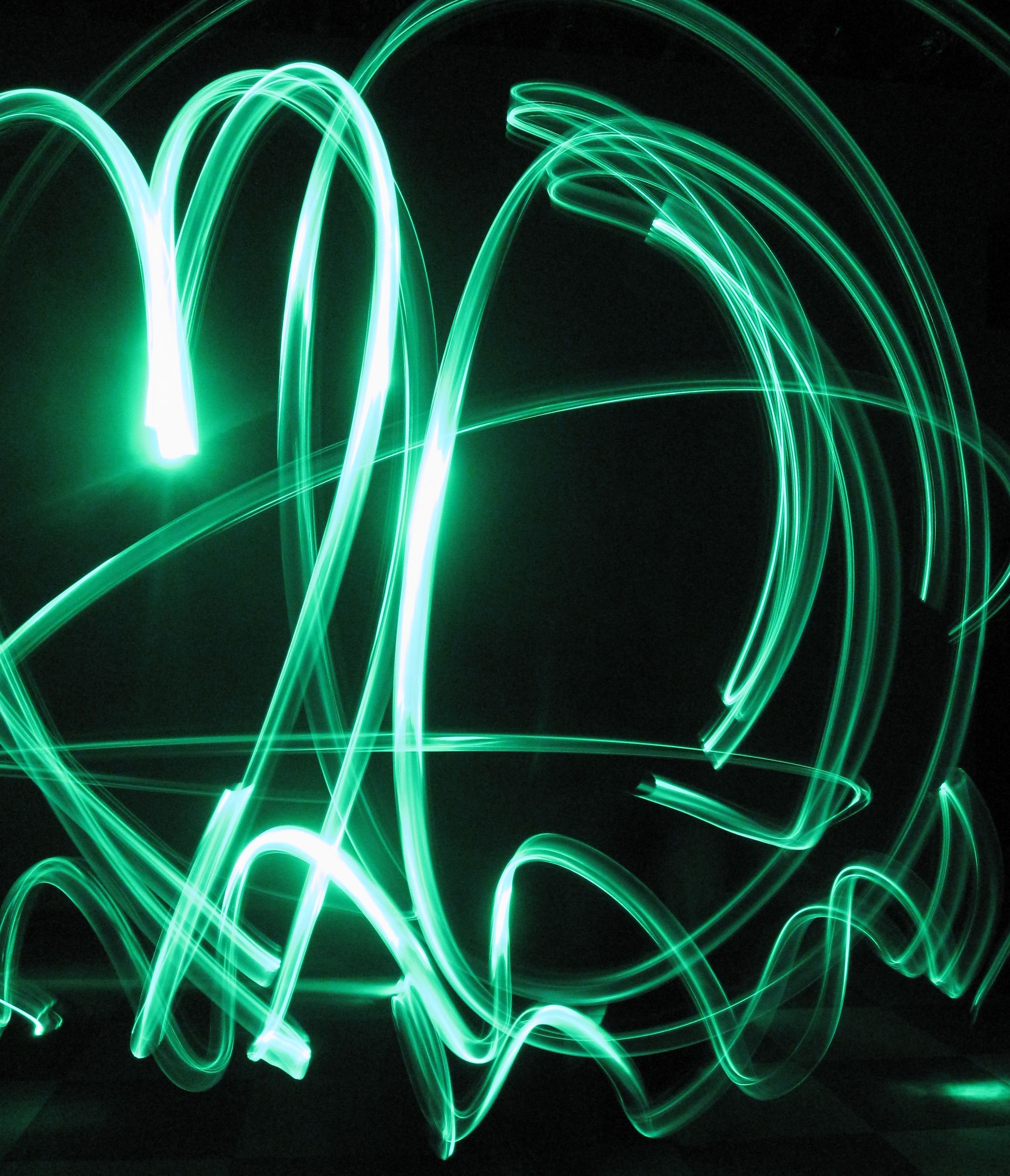 Lightpainting, Grüne Lichtspuren, Langzeitbelichtung, Schwarzer Hintergrund, Abstrakt, QHD+ Wallpaper