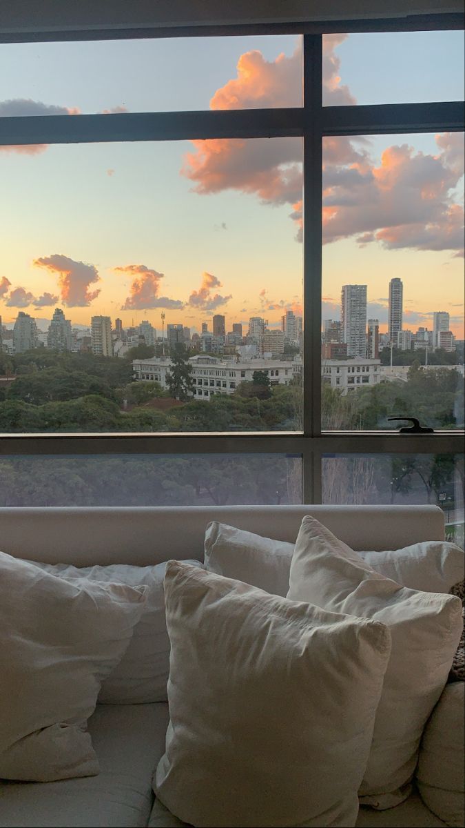 Panoramafenster, Skyline, Sofa, Kissen, Abendhimmel, Stadtblick, Sperrbildschirm fürs iPhone