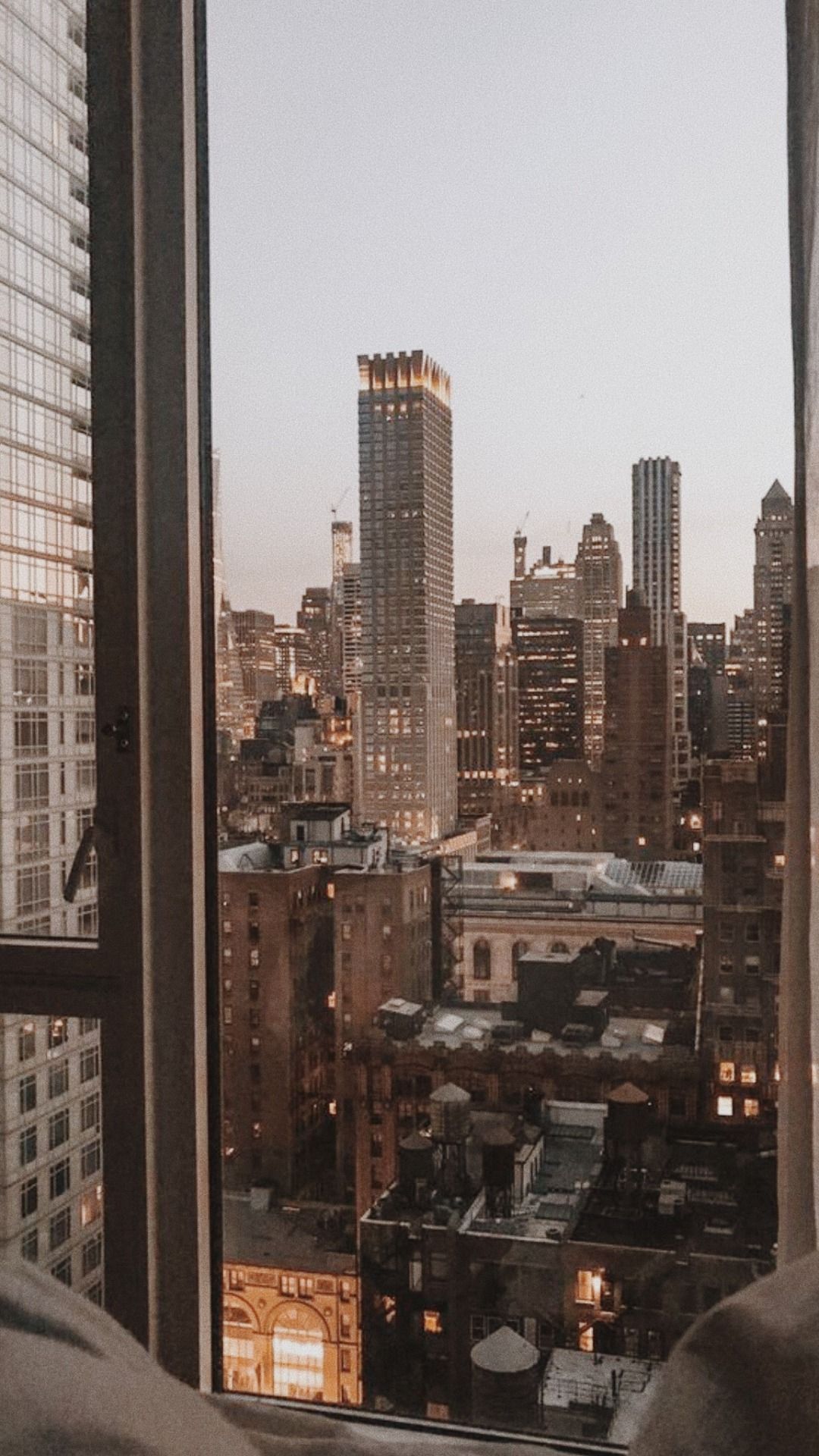 Fenster, Wolkenkratzer, Stadtblick, Dämmerung, Hochhauswohnung, Full HD, Handy-Hintergrundbild