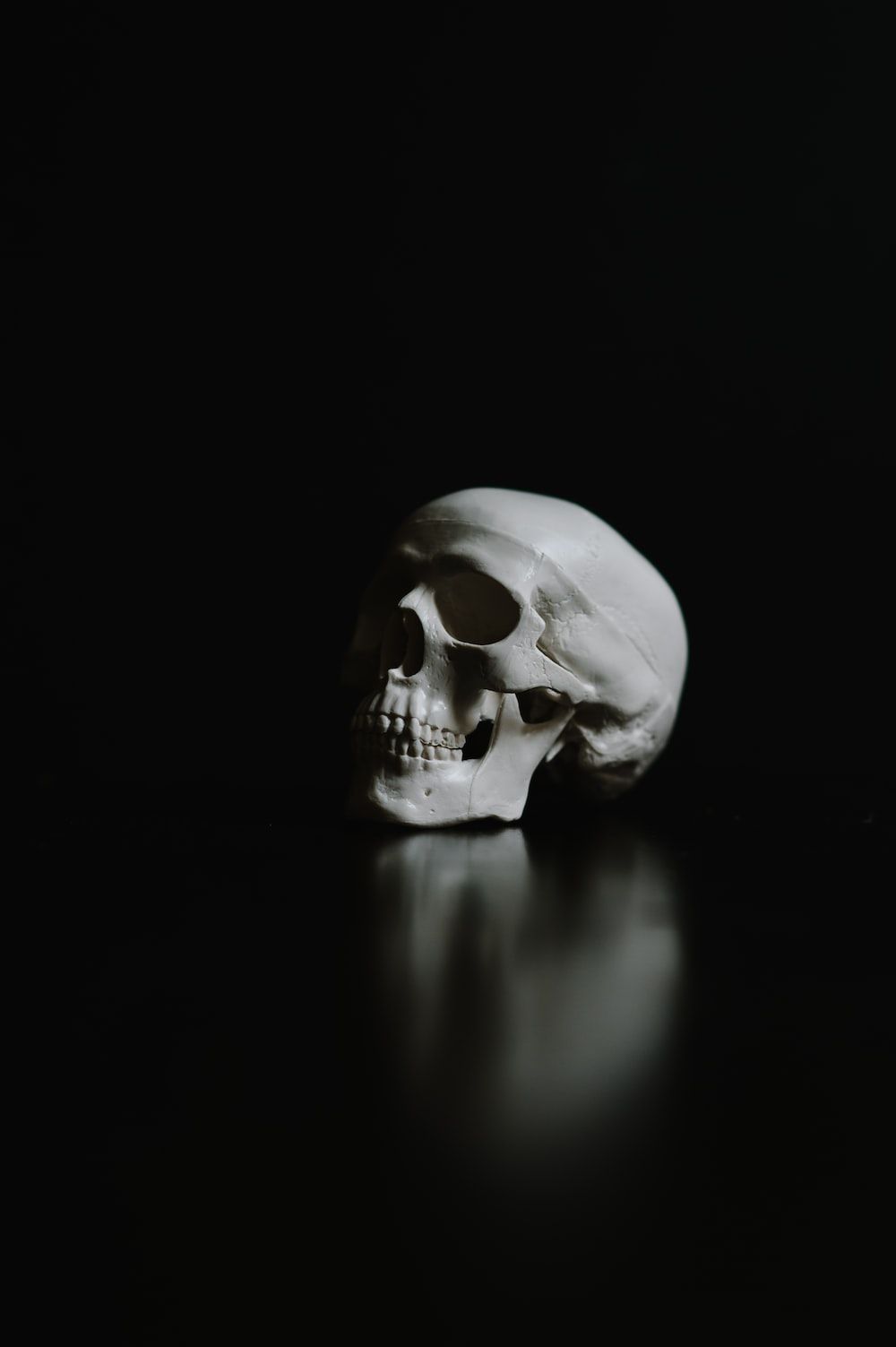 Totenkopf, Schwarzer Hintergrund, Spiegelung, Minimalistisch, Sperrbildschirm fürs iPhone