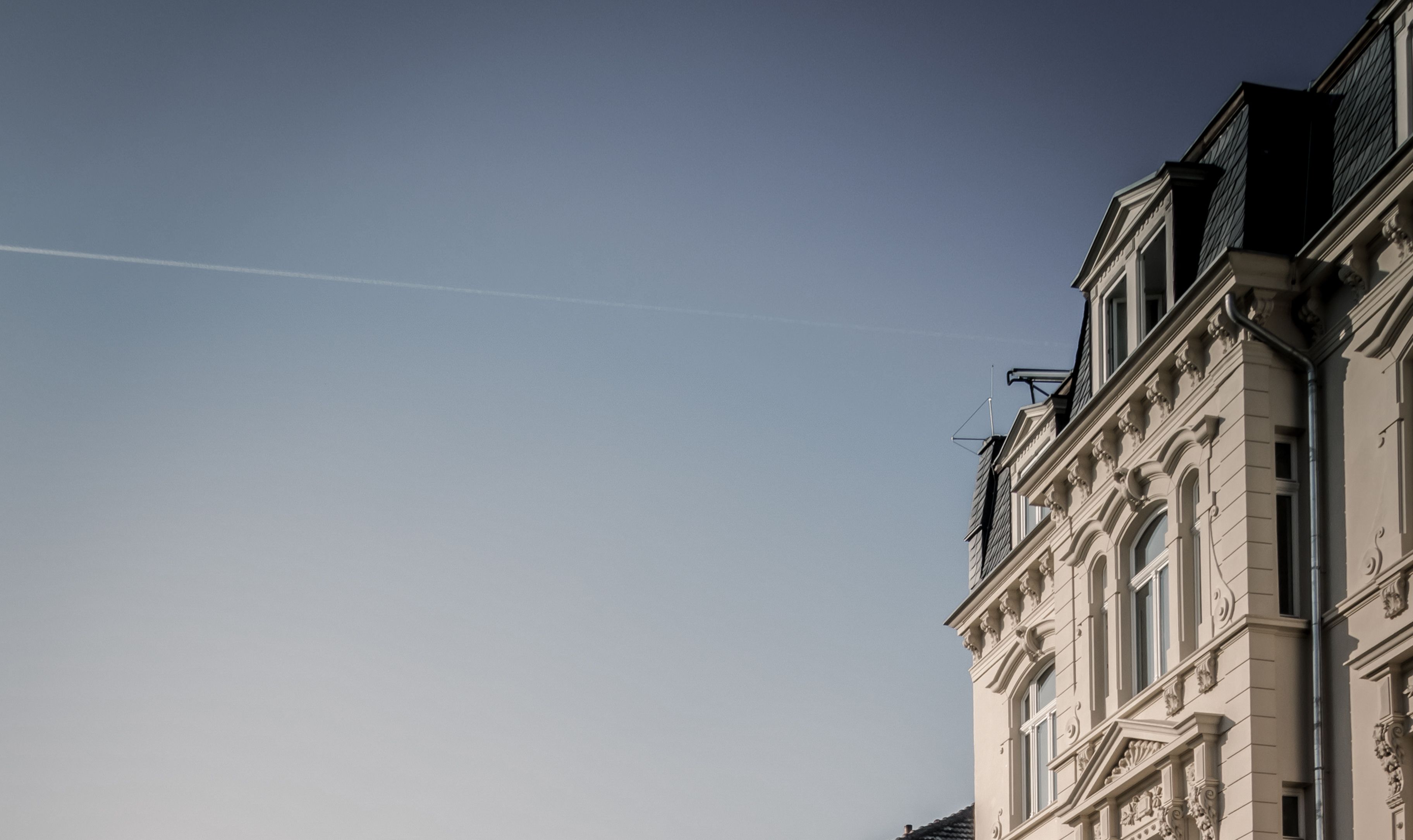 Altbau, Fassade, Abendhimmel, Froschperspektive, Minimalismus, 2K-Hintergrundbild für PC