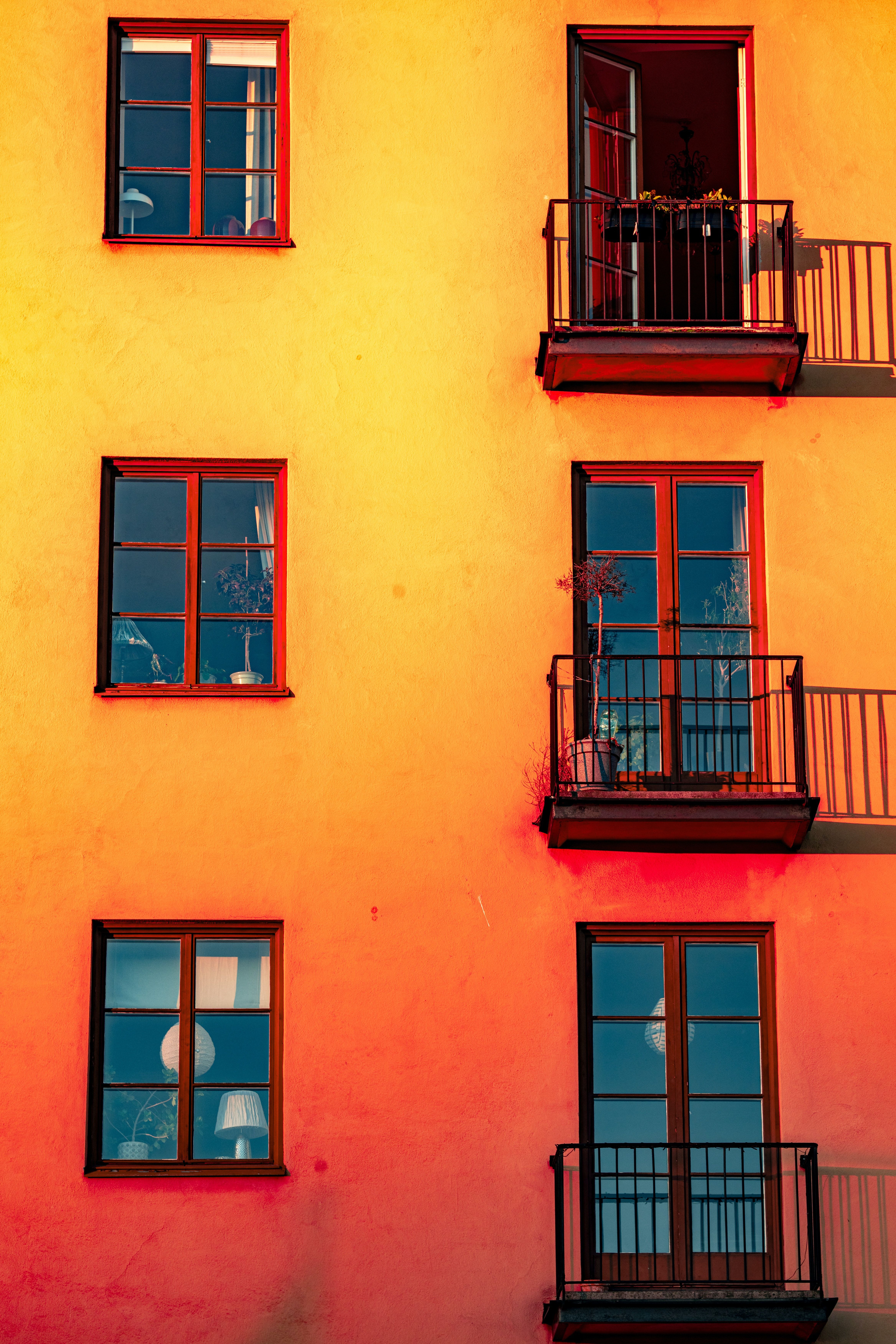 Fassade, Balkone, Orange Wand, Fenster, Minimalismus, QHD+, Handy-Hintergrund im Hochformat
