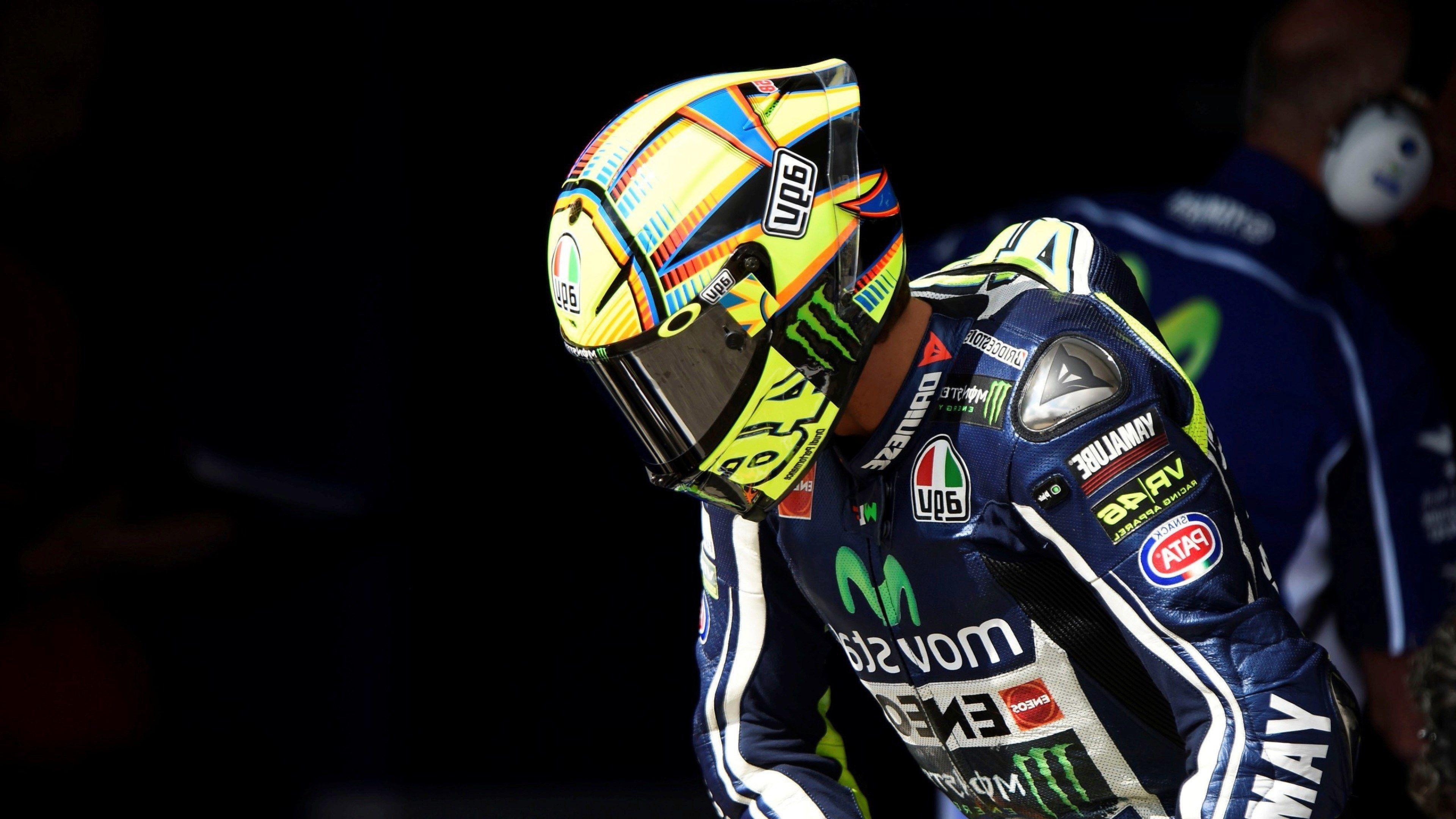 Valentino Rossi, Movistar Yamaha, Helm, Profil, Dunkler Hintergrund, 4K Wallpaper