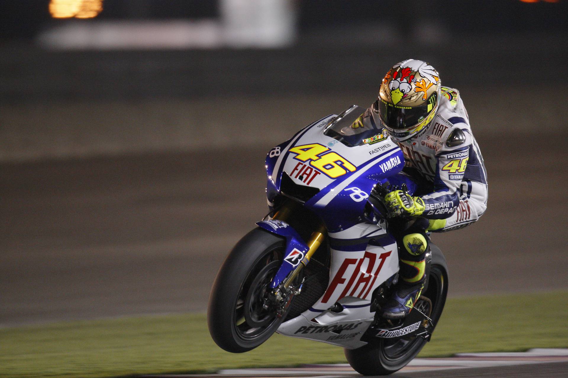 Valentino Rossi, Fiat Yamaha, Wheelie, Startnummer 46, Nachtrennen, Full HD, PC-Hintergrundbild