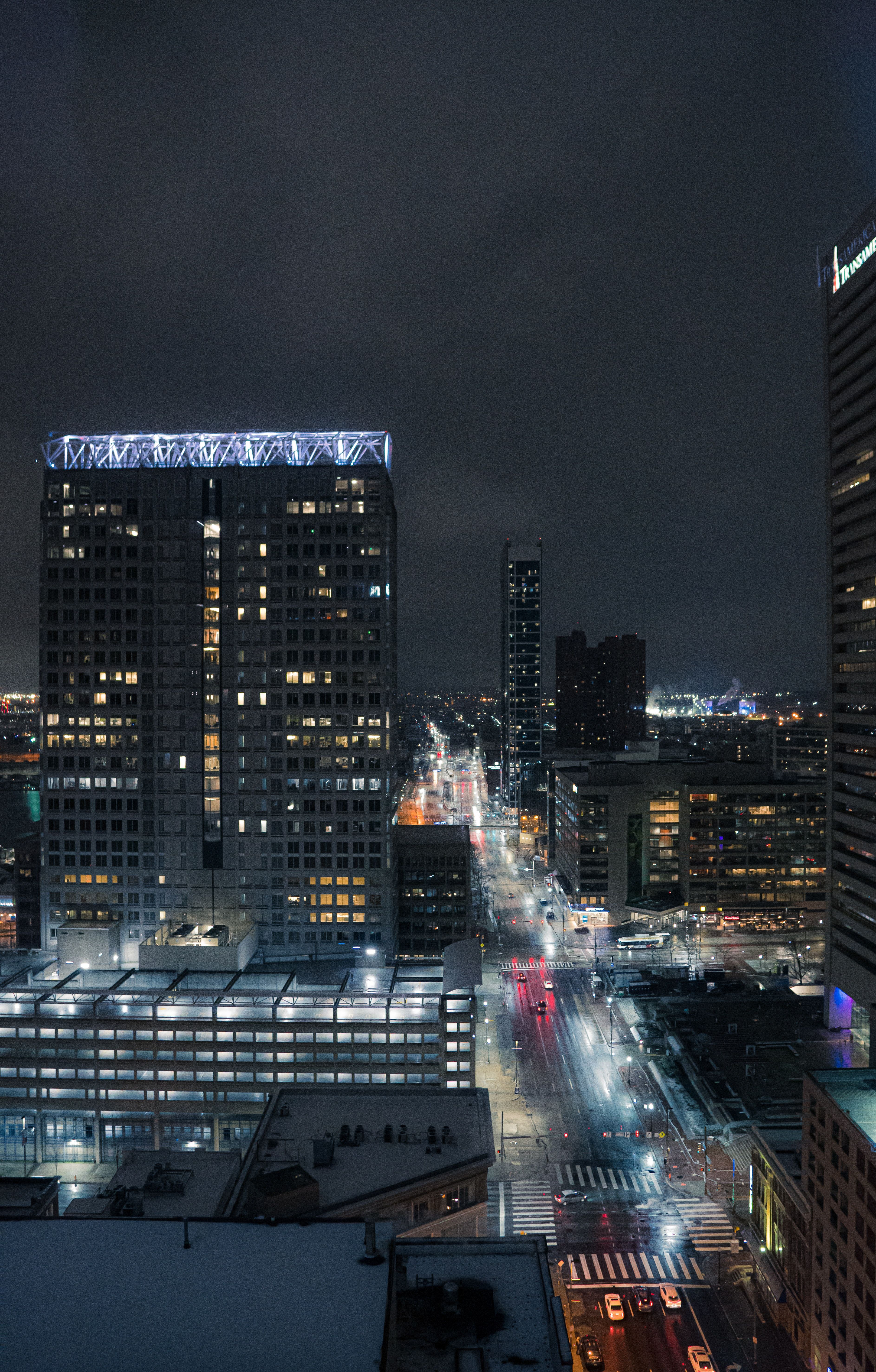 Hochhaus, Nachtstadt, Straße, Lichter, Ausblick, Hintergrundbild für iPhone und Android