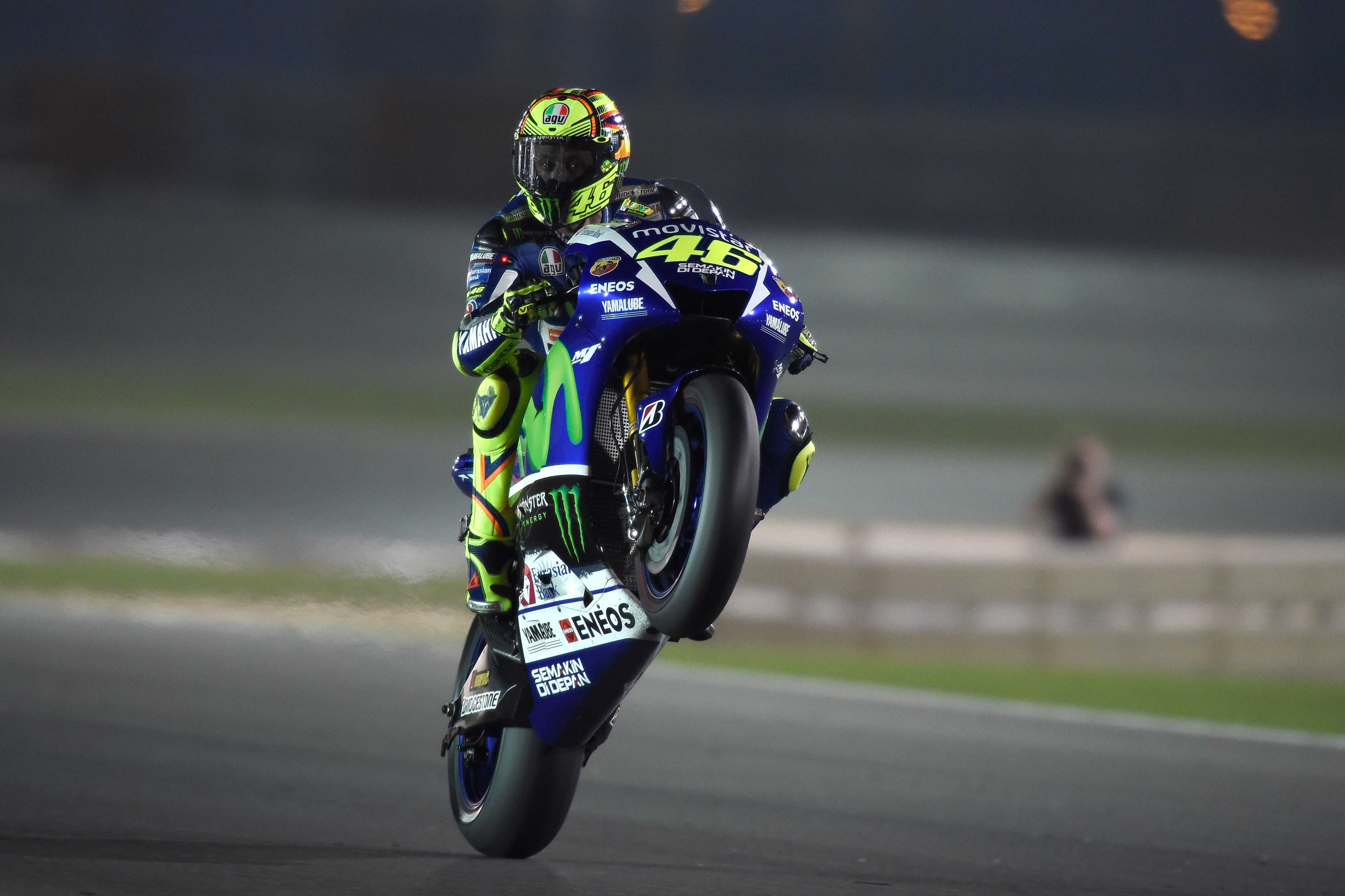 Valentino Rossi, Movistar Yamaha, Wheelie, Nachtrennen, Motorradrennen, 4K, PC-Hintergrundbild