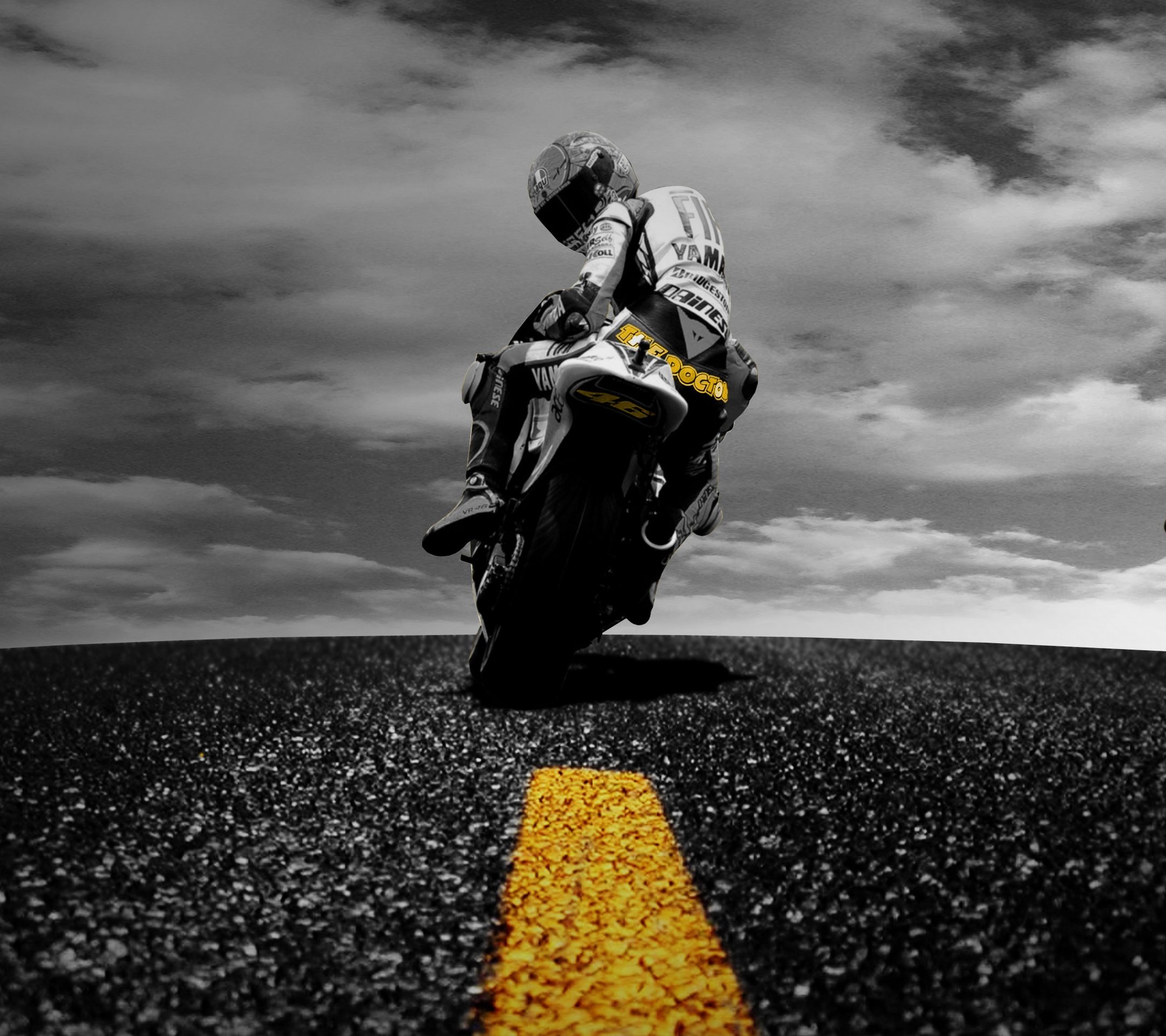 Motorradfahrer, Landstraße, Schwarzweiß, Gelbe Mittellinie, Wolken, Full HD, iPad-Hintergrundbild