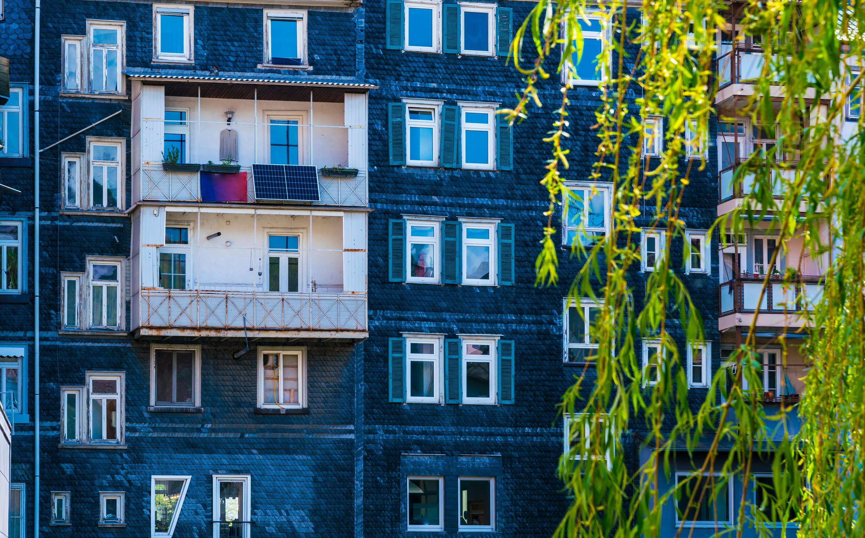 Wohnhaus, Balkone, Fassade, Blaue Fassade, Trauerweide, 16:10, 2K-Hintergrundbild für den Desktop