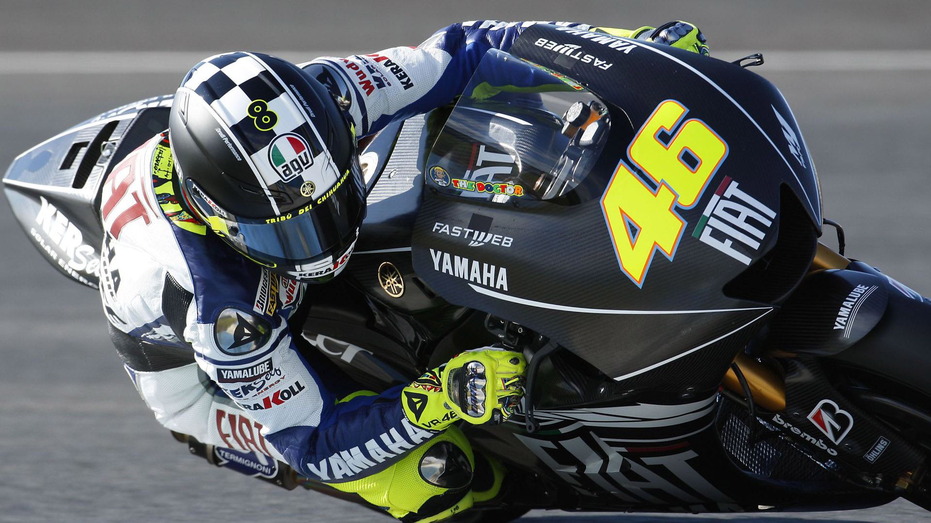 Valentino Rossi, Fiat Yamaha, Startnummer 46, Schräglage, Nahaufnahme, Schwarze Lackierung, 1080p-Hintergrundbild