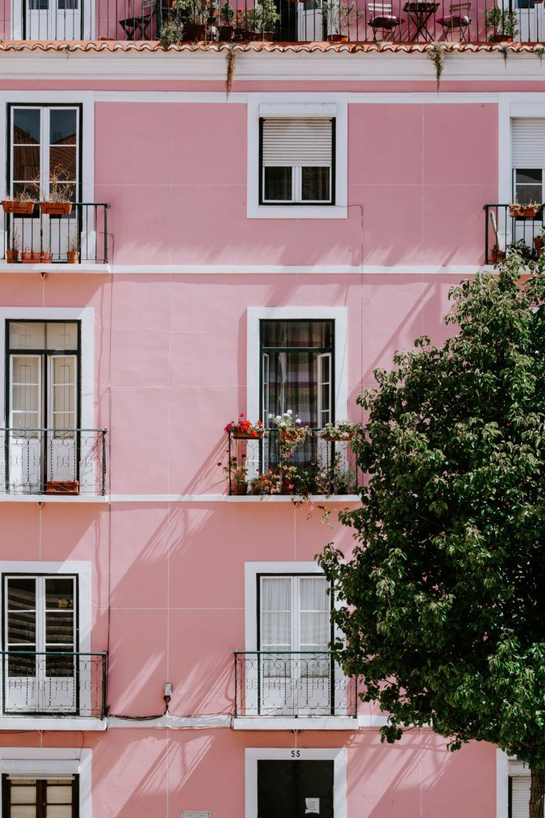 Altbau, Fensterläden, Rosa Fassade, Baum, Balkone, HD, Hintergrundbild fürs Handy