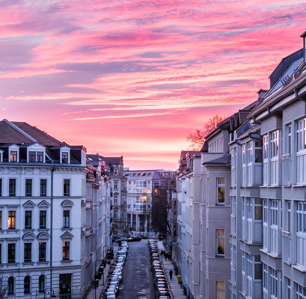 Häuserschlucht, Straße, Altbauten, Sonnenuntergang, Rosa Himmel, Hintergrundbild fürs iPad