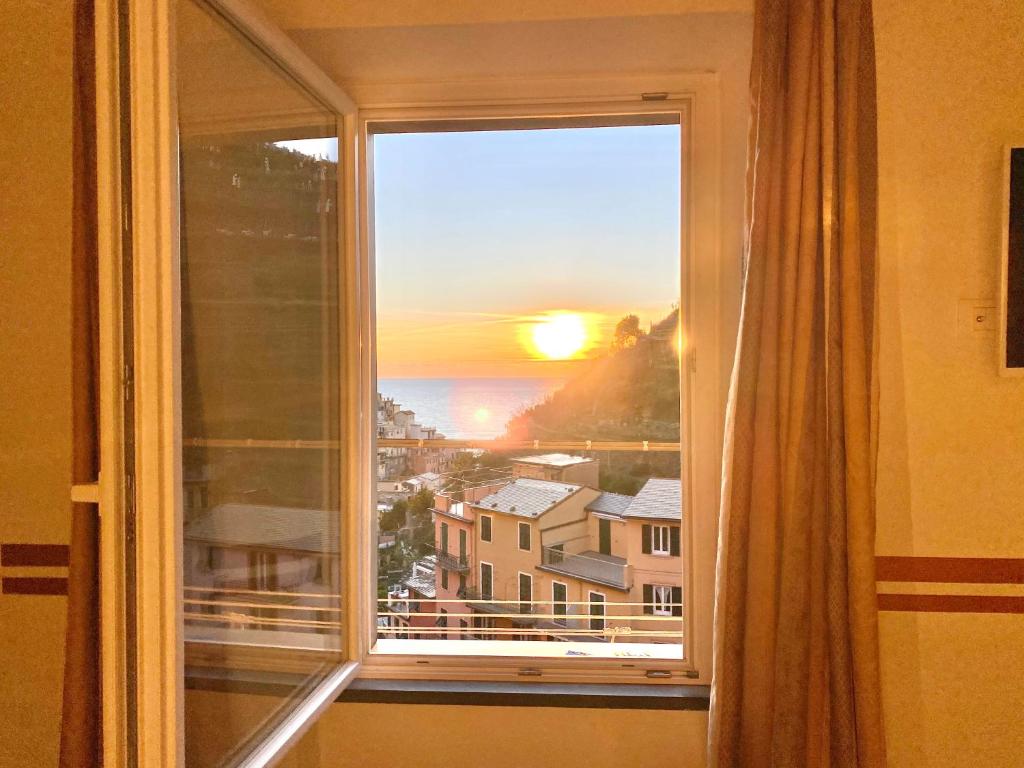 Offenes Fenster, Meerblick, Sonnenuntergang, Vorhänge, Küstenstadt, Hintergrundbild fürs iPad